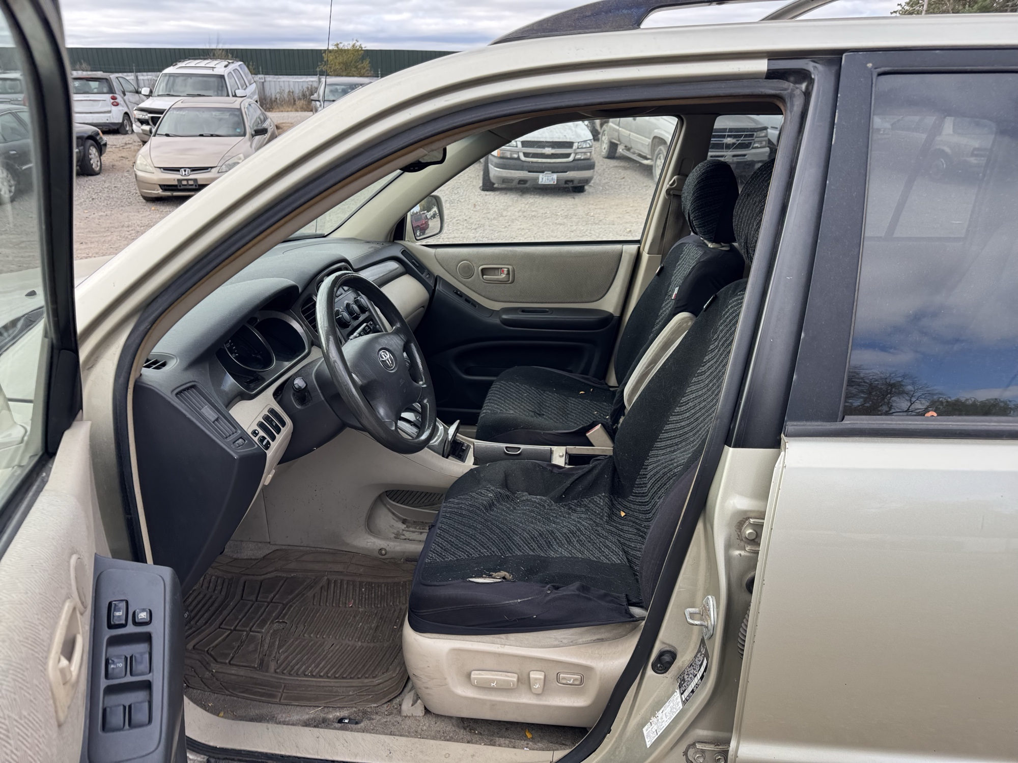 2003 toyota highlander v6-4wd with 185560 miles for sale near Elk River, Minnesota 106735_22_driver_seat.jpg