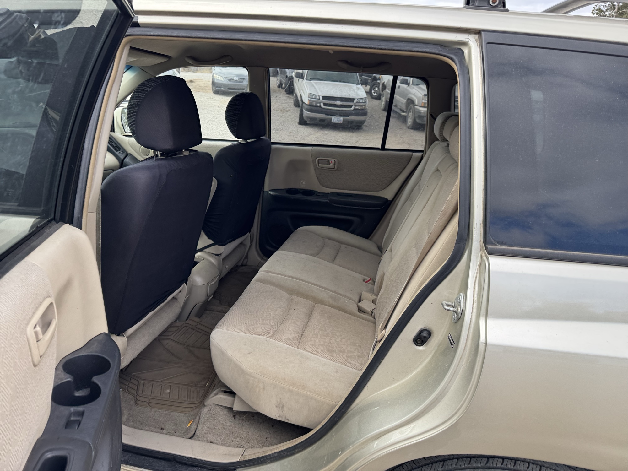 2003 toyota highlander v6-4wd with 185560 miles for sale near Elk River, Minnesota 106735_24_drv_rear_seat.jpg