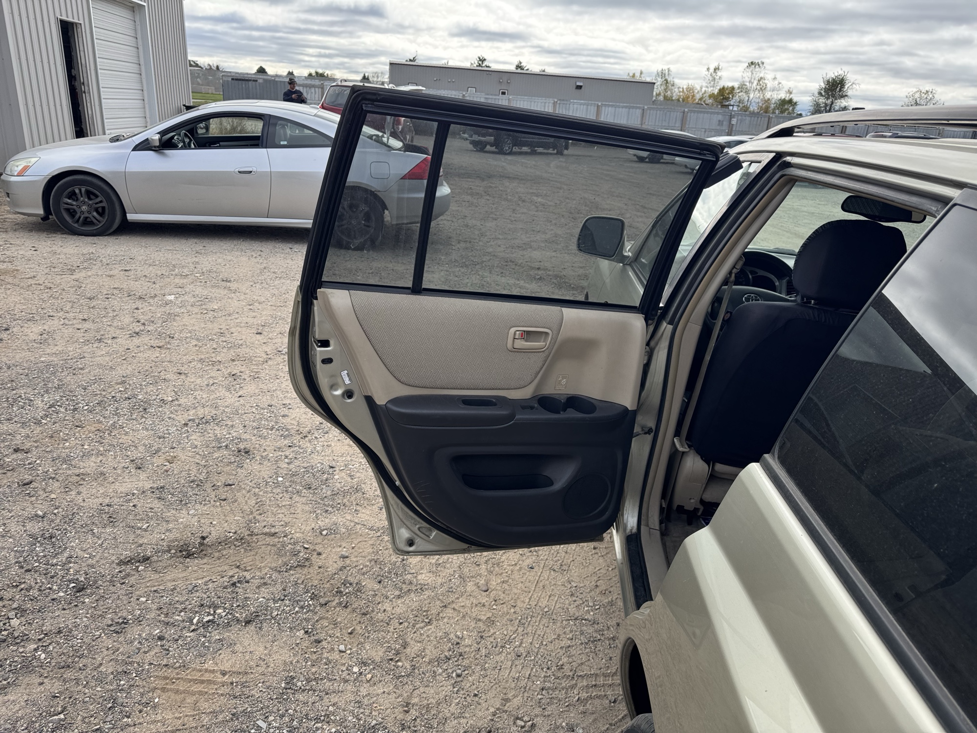 2003 toyota highlander v6-4wd with 185560 miles for sale near Elk River, Minnesota 106735_25_drv_rear_door_panel.jpg