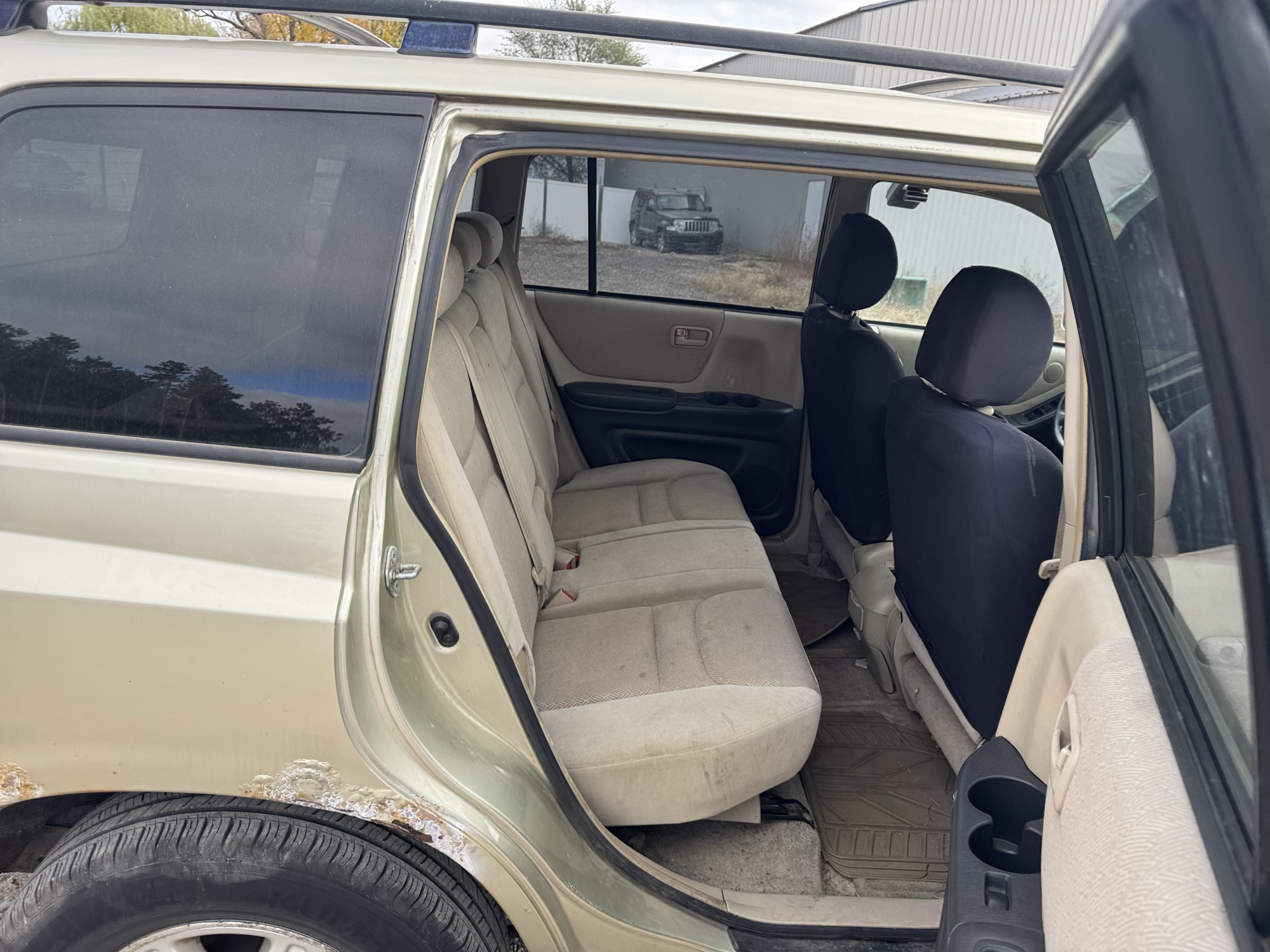 2003 toyota highlander v6-4wd with 185560 miles for sale near Elk River, Minnesota 106735_28_pass_rear_seat.jpg