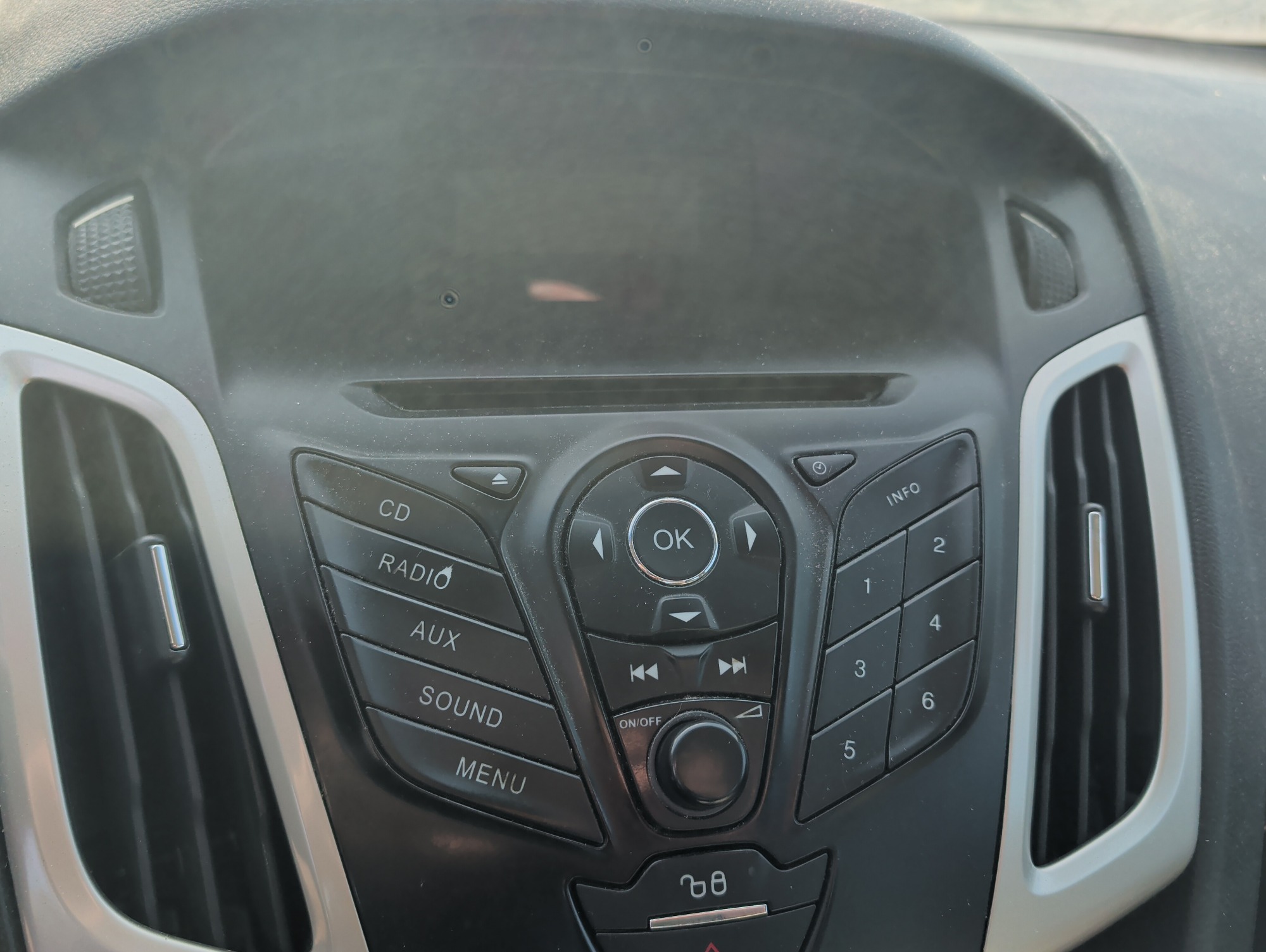2012 ford focus se with 294536 miles for sale near Elk River, Minnesota 106737_39_radio_closeup.jpg