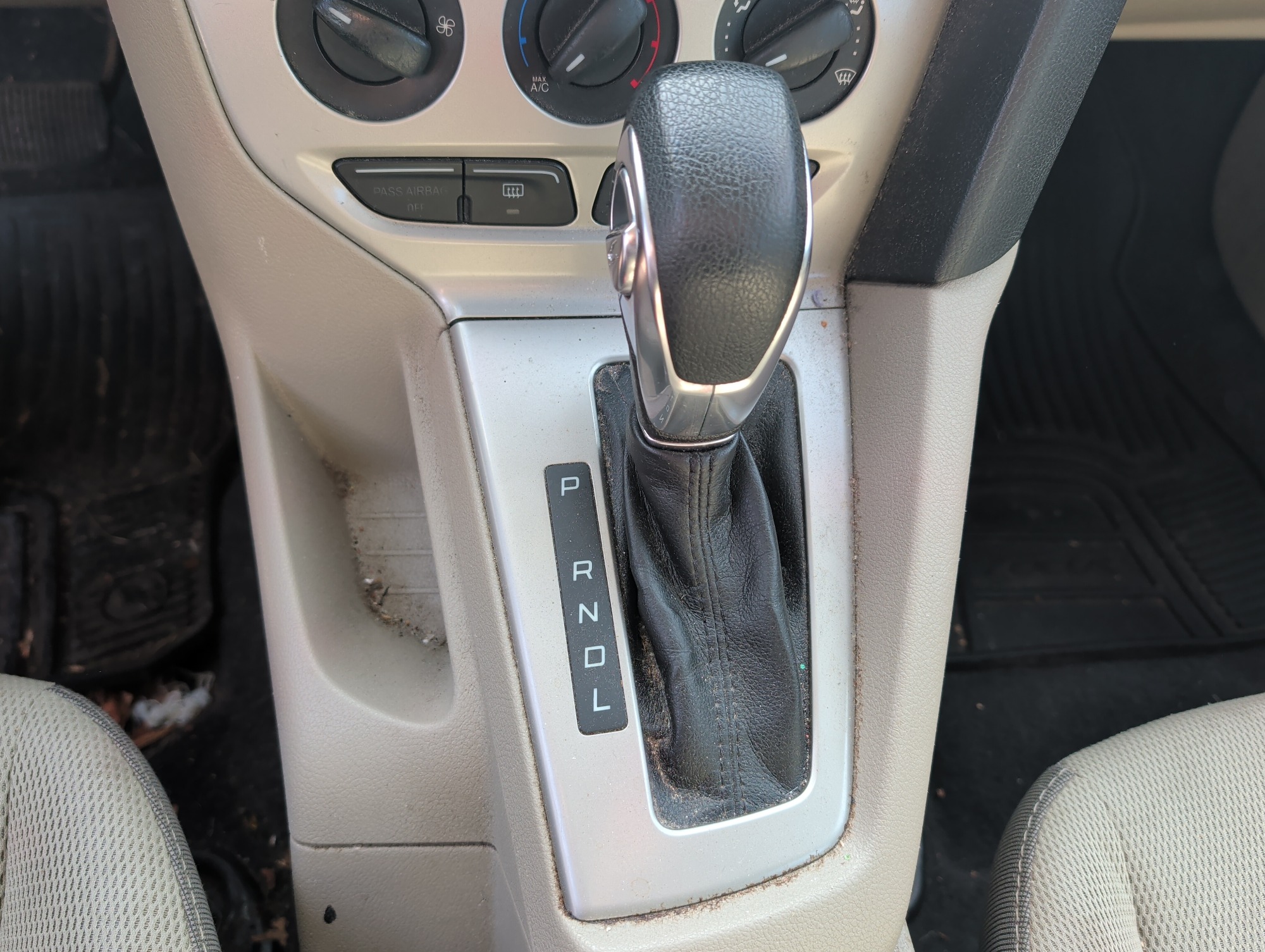 2012 ford focus se with 294536 miles for sale near Elk River, Minnesota 106737_41_shifter.jpg