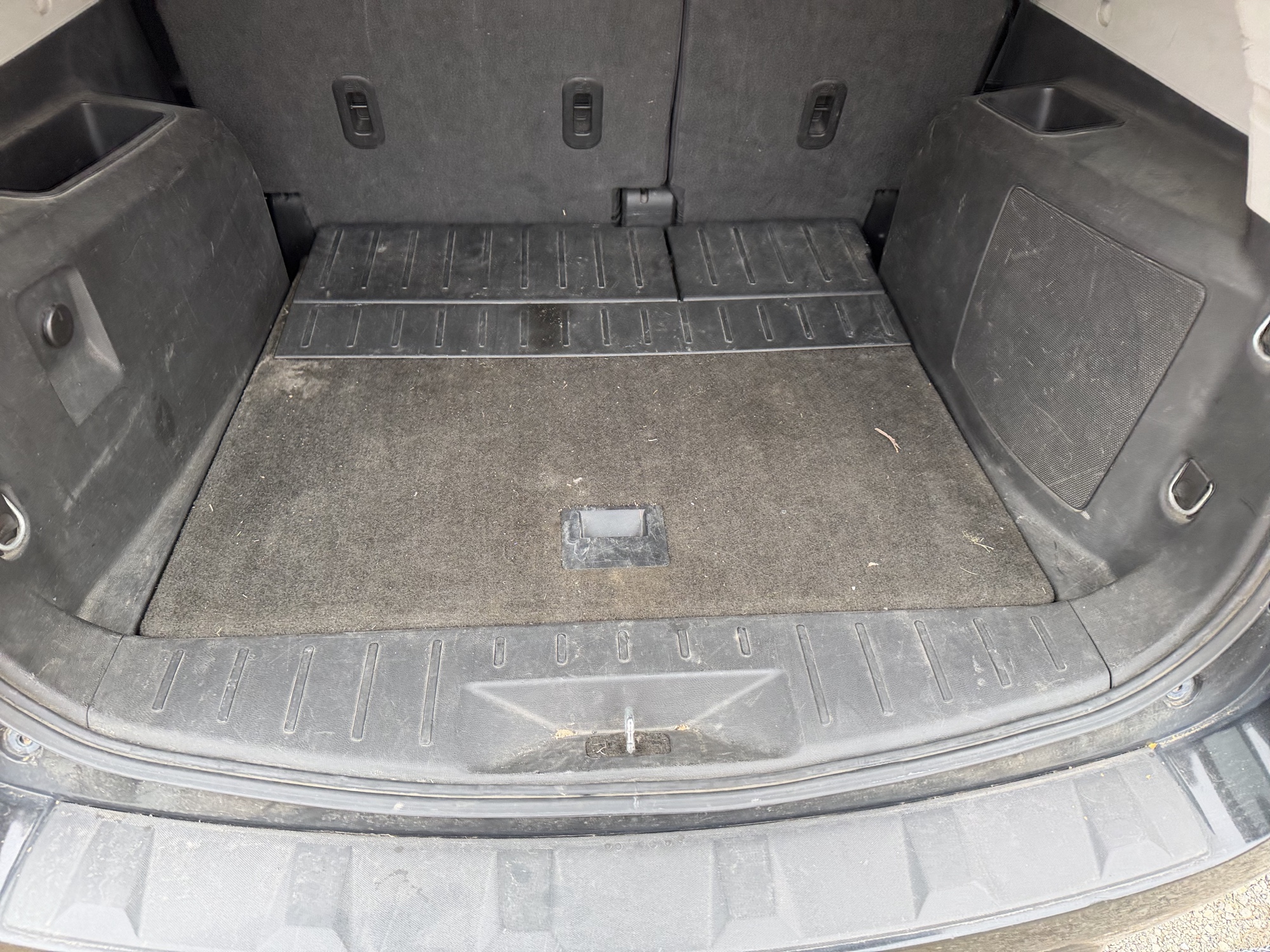 2011 chevrolet equinox 2lt-awd with 227351 miles for sale near Elk River, Minnesota 106739_26_trunk.jpg