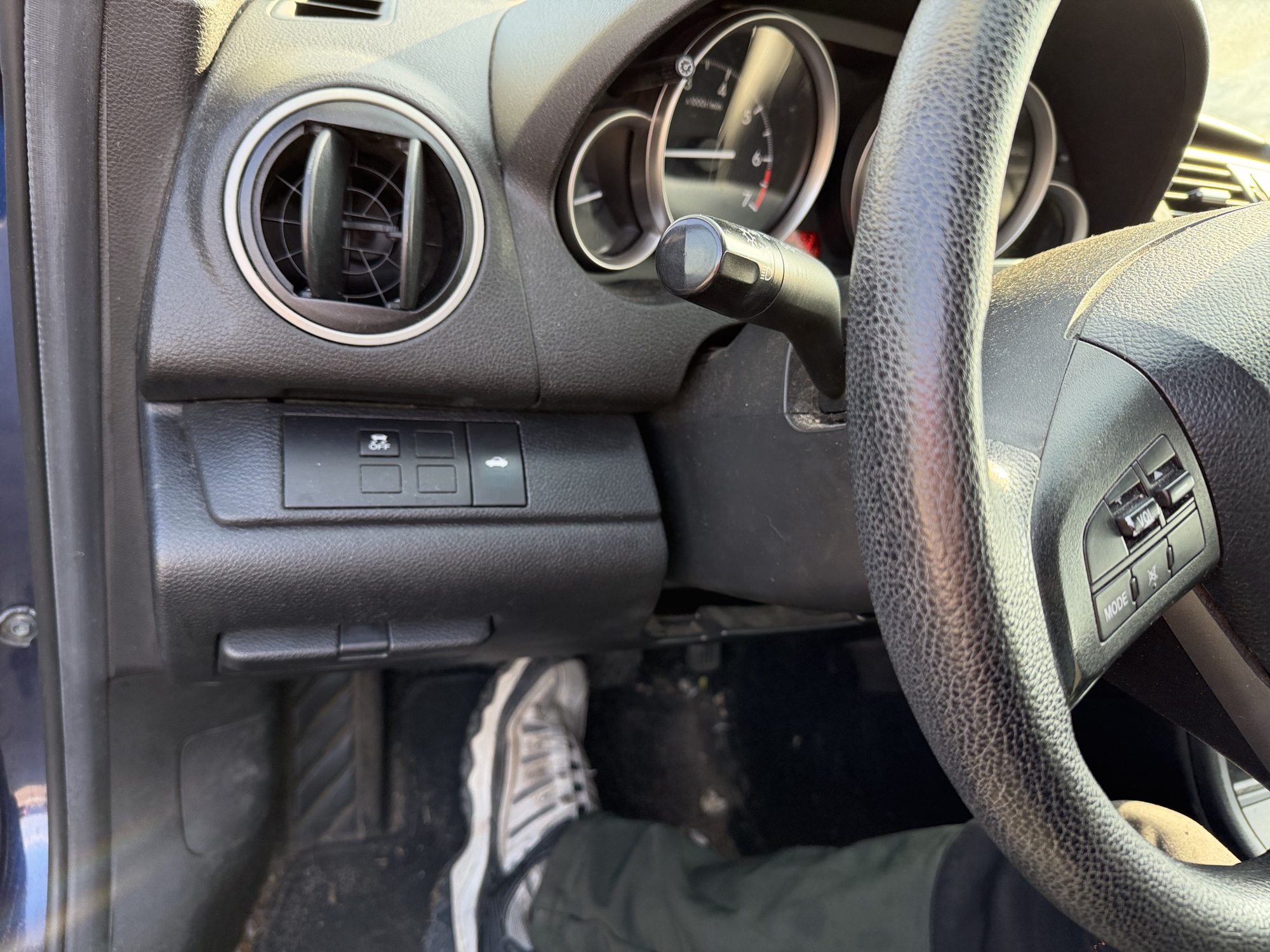 2011 mazda mazda6 i-touring with 280353 miles for sale near Elk River, Minnesota 106740_37_left_of_steering_wheel.jpg