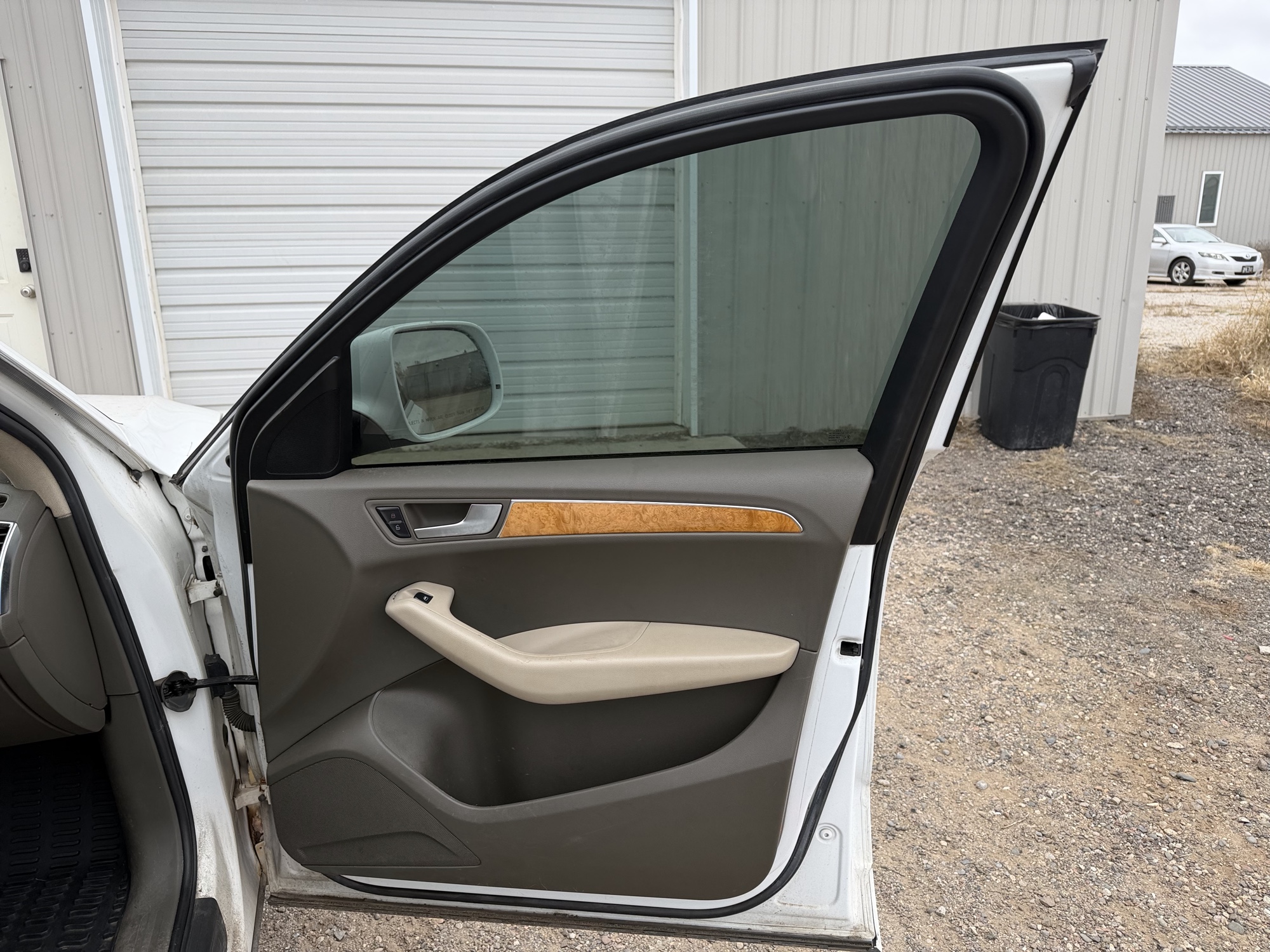 2009 audi q5 3.2-quattro-premium with 251115 miles for sale near Elk River, Minnesota 106741_32_passenger_door_panel.jpg
