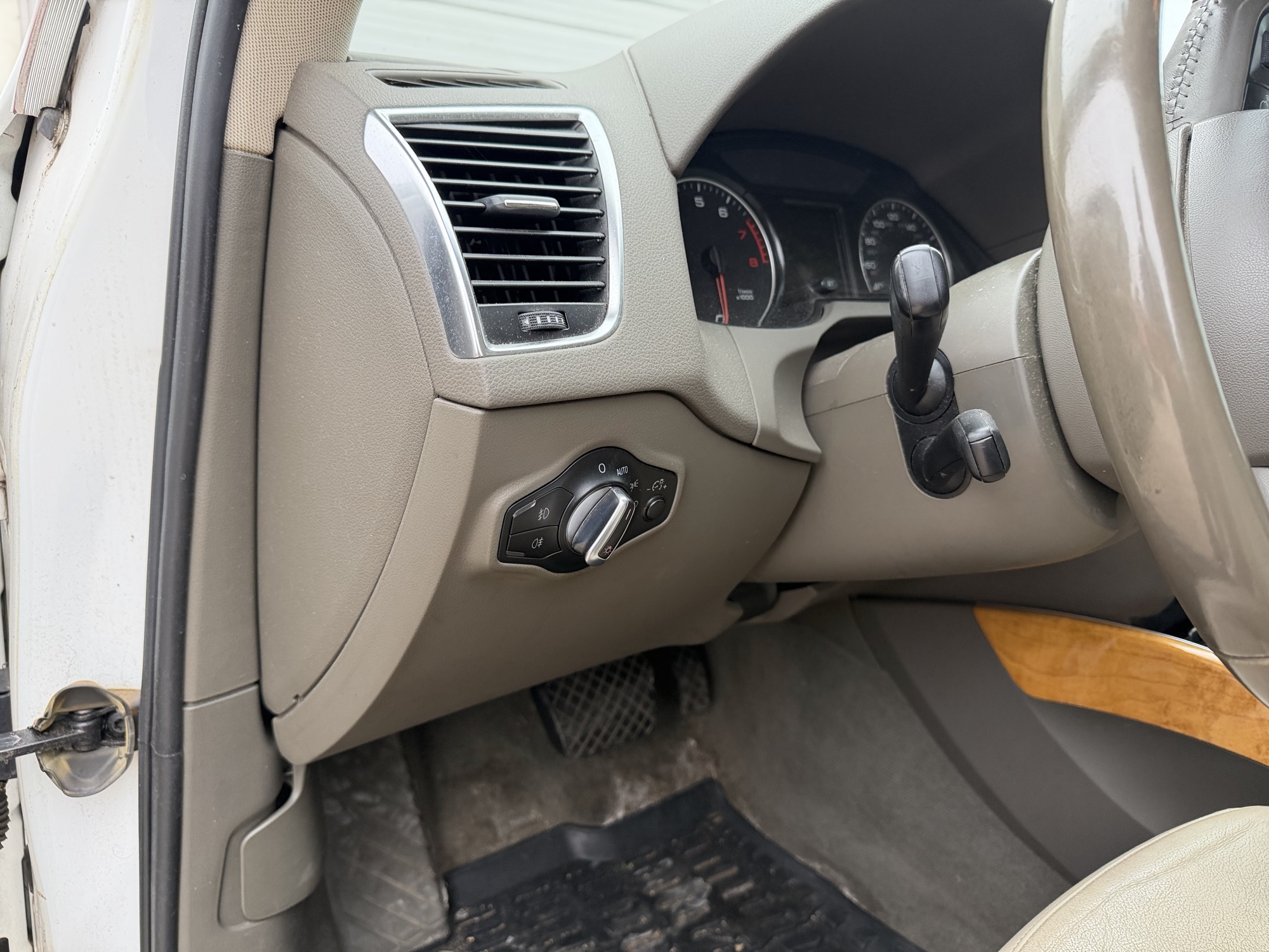 2009 audi q5 3.2-quattro-premium with 251115 miles for sale near Elk River, Minnesota 106741_37_left_of_steering_wheel.jpg
