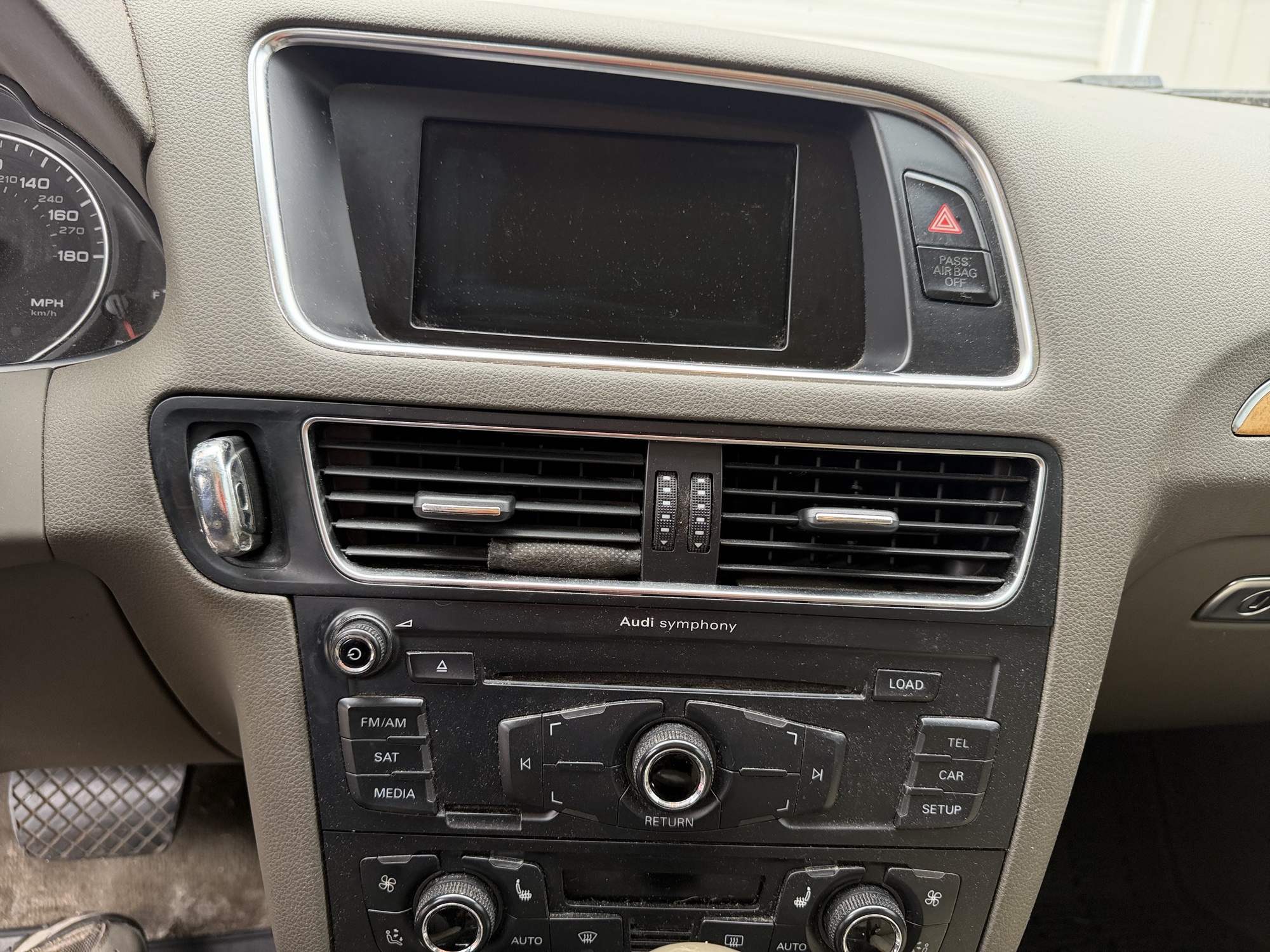 2009 audi q5 3.2-quattro-premium with 251115 miles for sale near Elk River, Minnesota 106741_39_radio_closeup.jpg