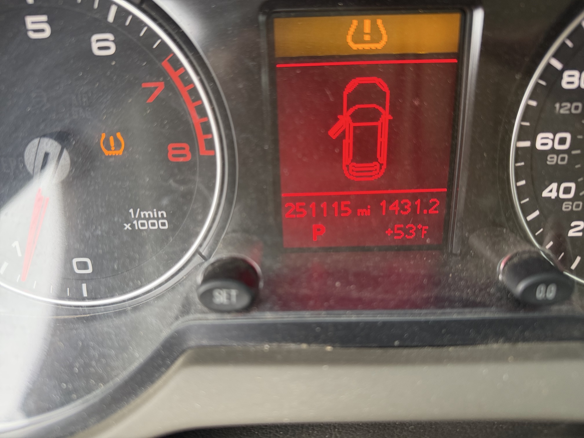 2009 audi q5 3.2-quattro-premium with 251115 miles for sale near Elk River, Minnesota 106741_44_mileage_closeup.jpg