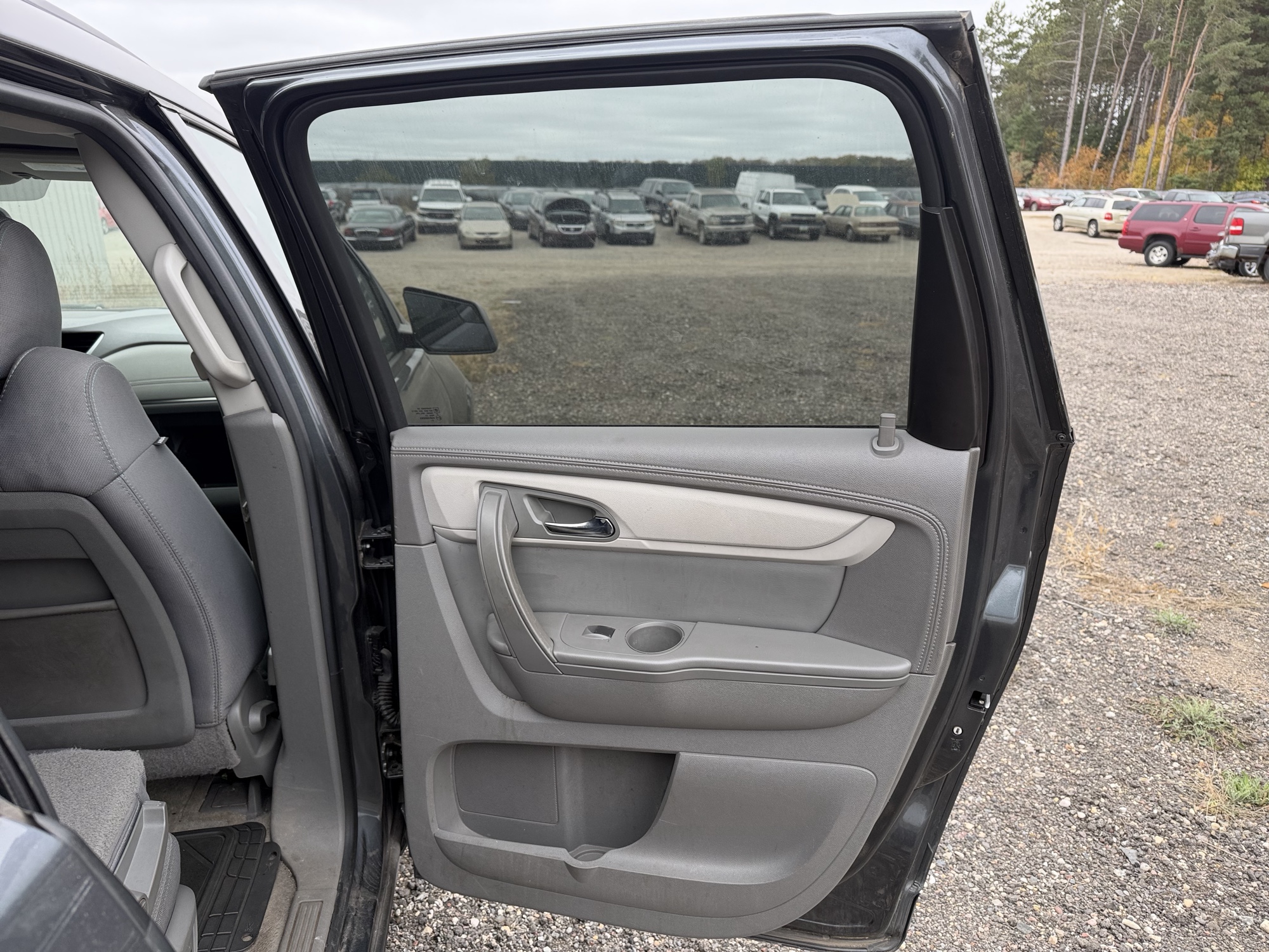 2014 chevrolet traverse ls-fwd with 145915 miles for sale near Elk River, Minnesota 106750_30_pass_rear_door_panel.jpg