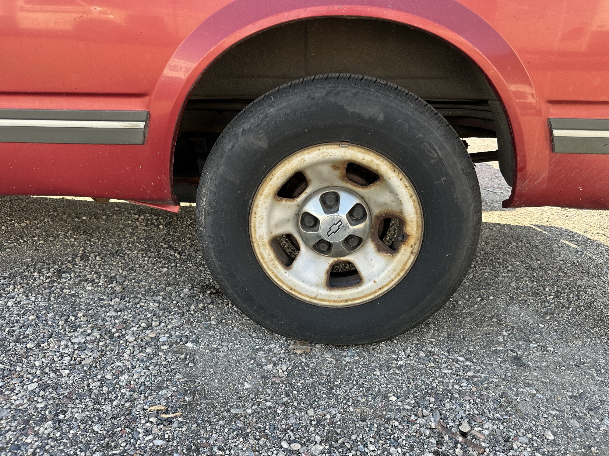 1998 chevrolet astro 2wd for sale near Elk River, Minnesota 106752_13_rear_drv_wheel.jpg