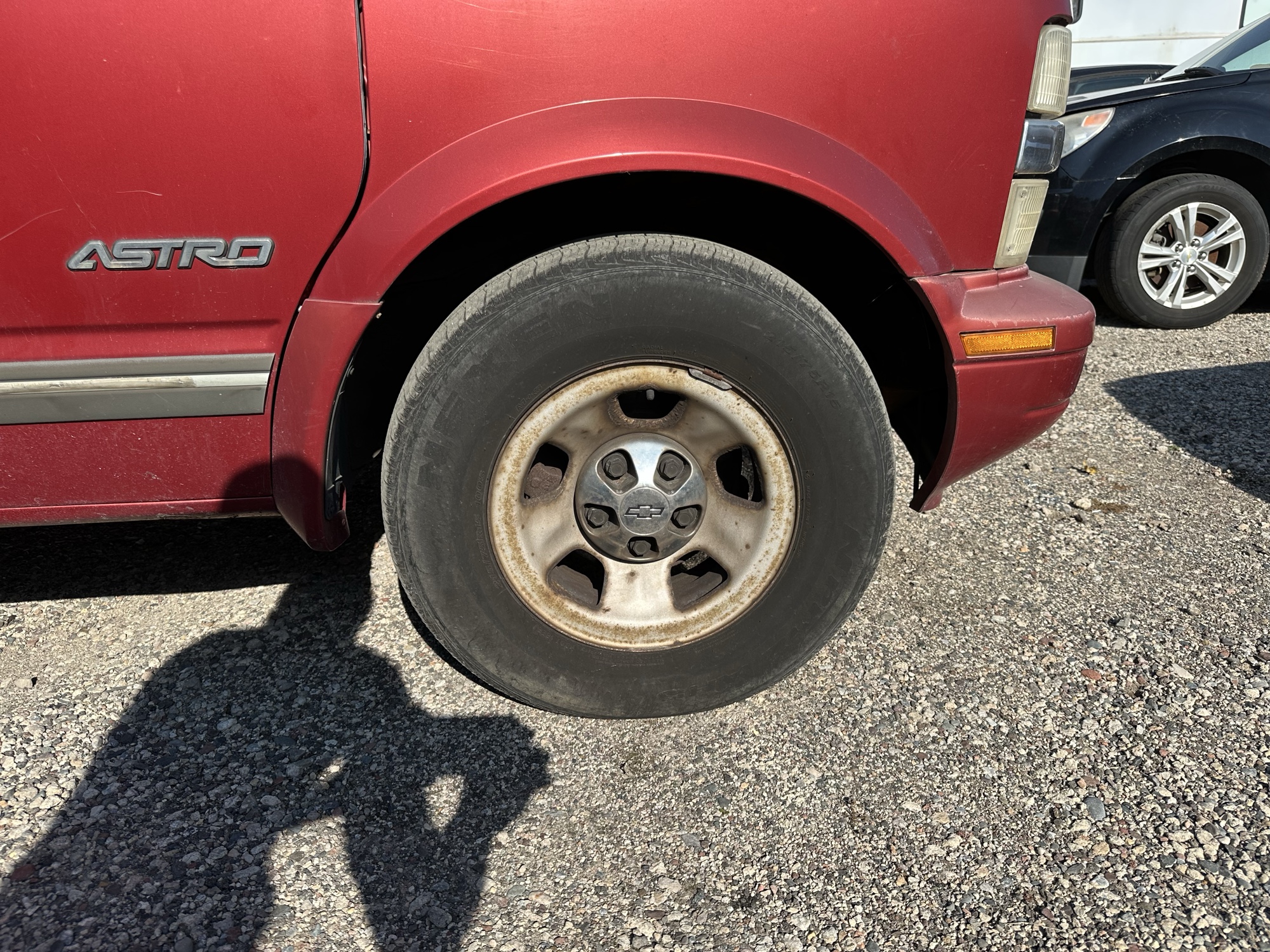 1998 chevrolet astro 2wd for sale near Elk River, Minnesota 106752_15_front_pass_wheel.jpg