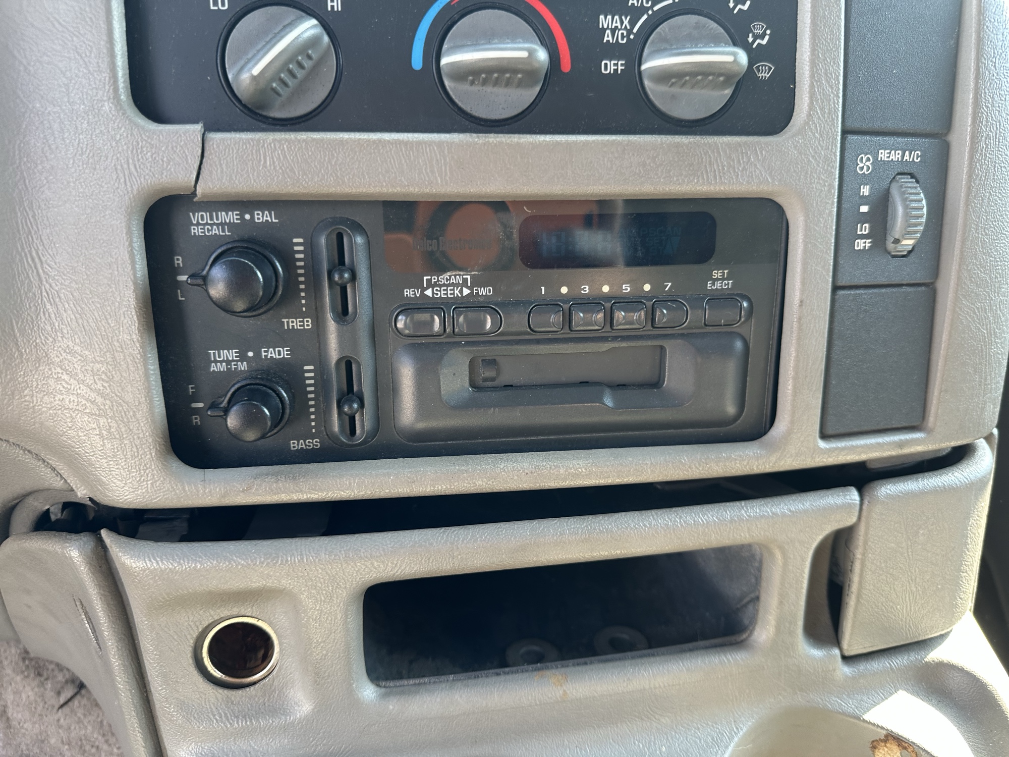 1998 chevrolet astro 2wd for sale near Elk River, Minnesota 106752_39_radio_closeup.jpg