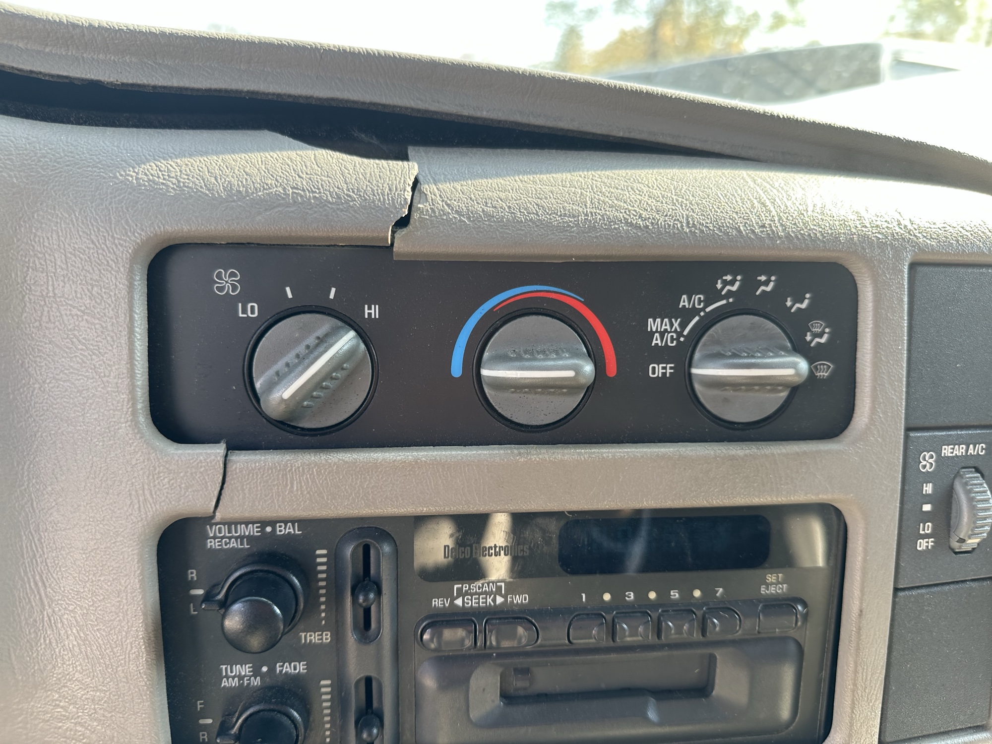 1998 chevrolet astro 2wd for sale near Elk River, Minnesota 106752_40_climate_control.jpg
