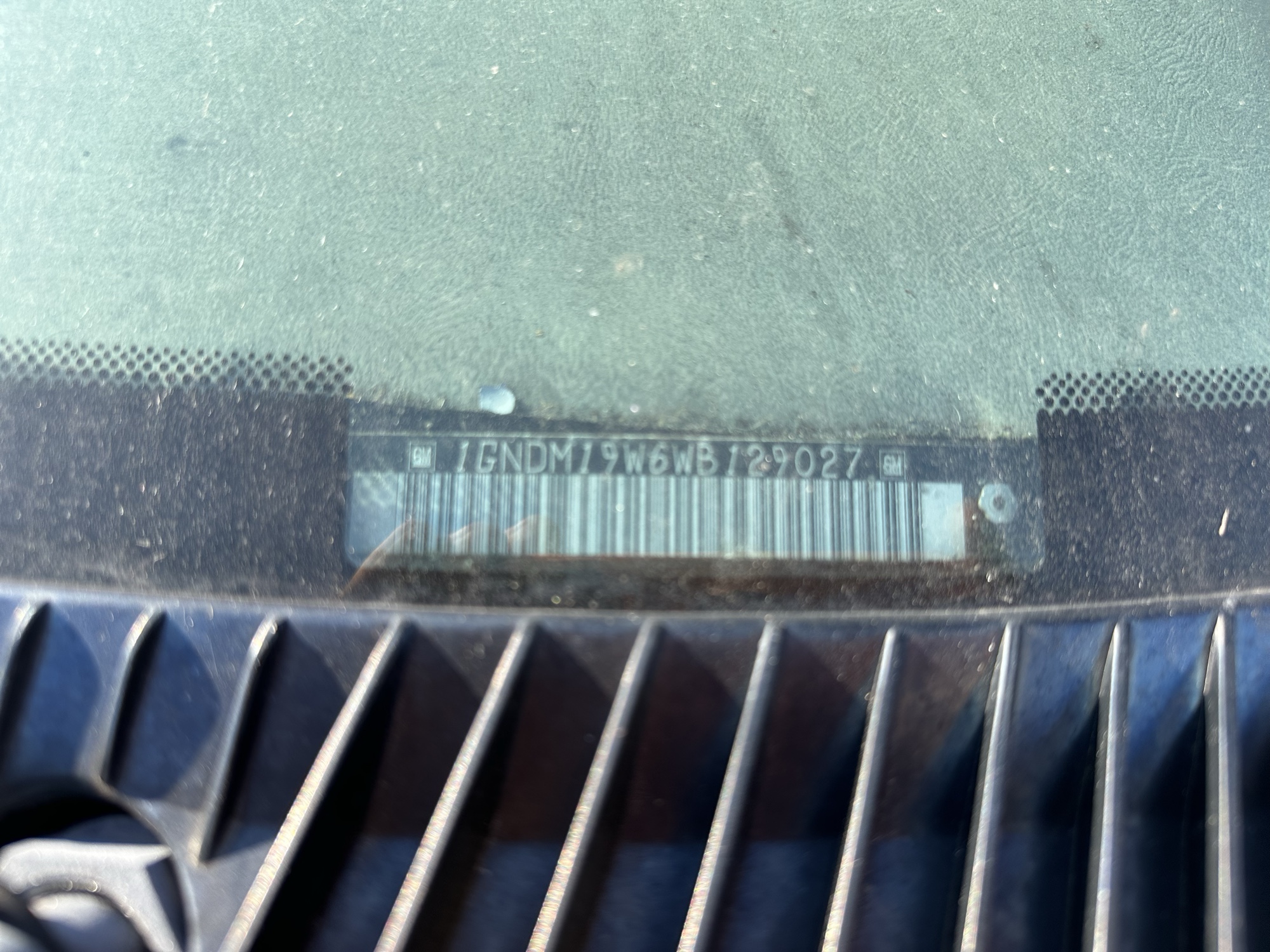 1998 chevrolet astro 2wd for sale near Elk River, Minnesota 106752_48_windshield_vin_plate.jpg