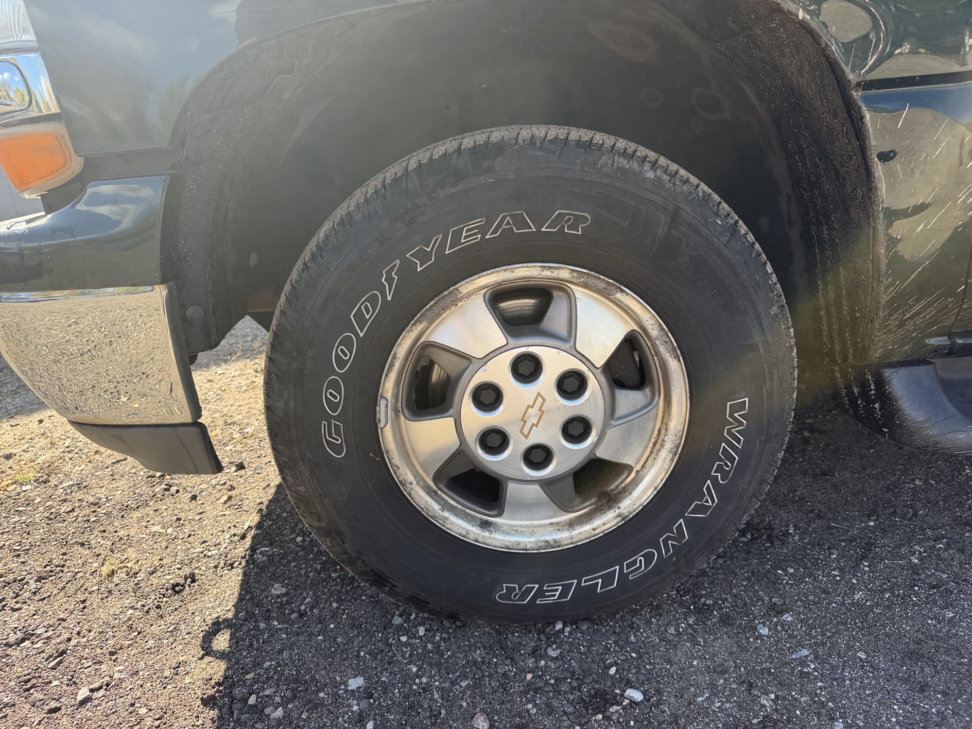 2001 chevrolet tahoe 4wd for sale near Elk River, Minnesota 106754_12_drv_front_wheel.jpg