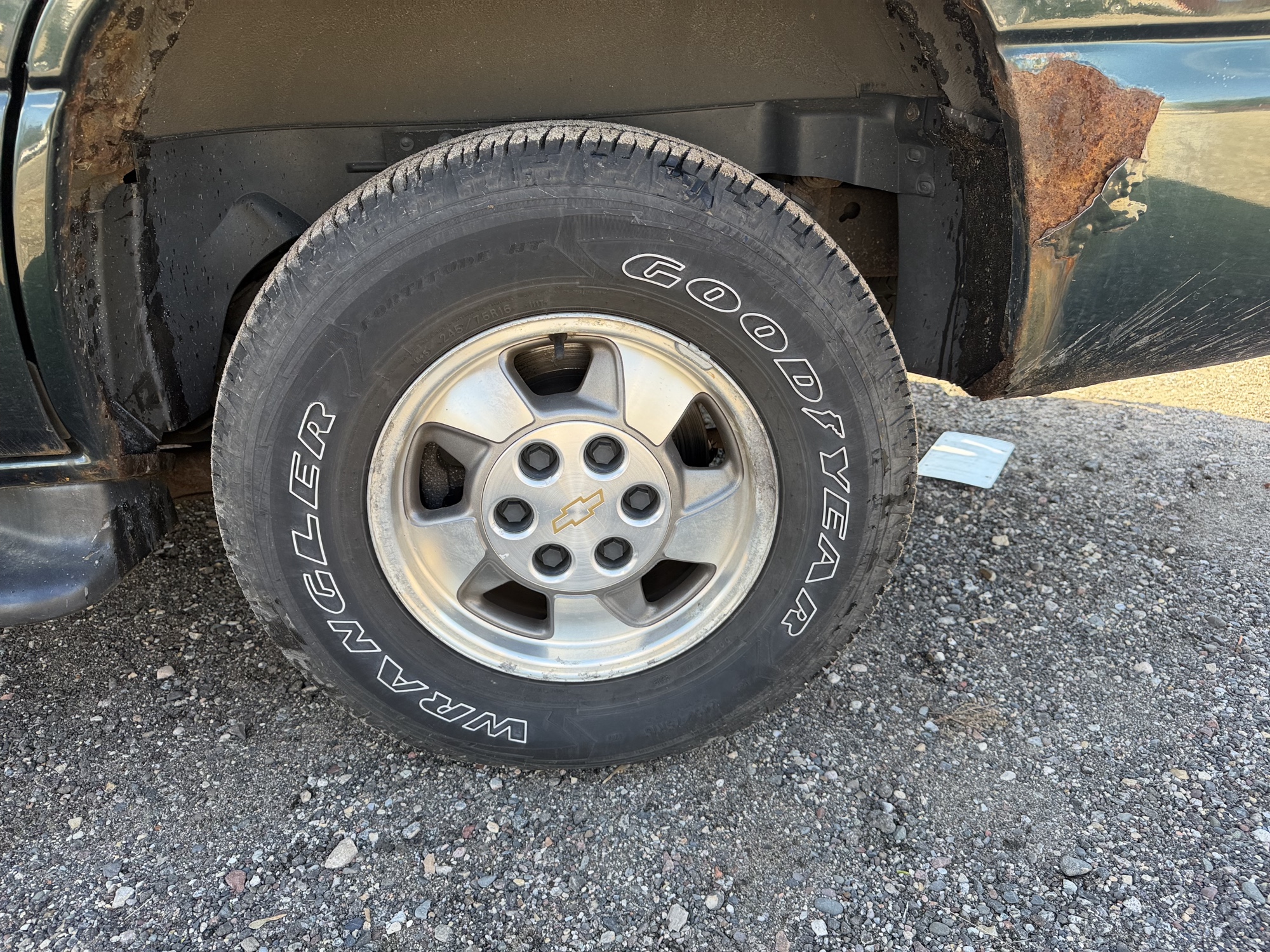 2001 chevrolet tahoe 4wd for sale near Elk River, Minnesota 106754_13_rear_drv_wheel.jpg