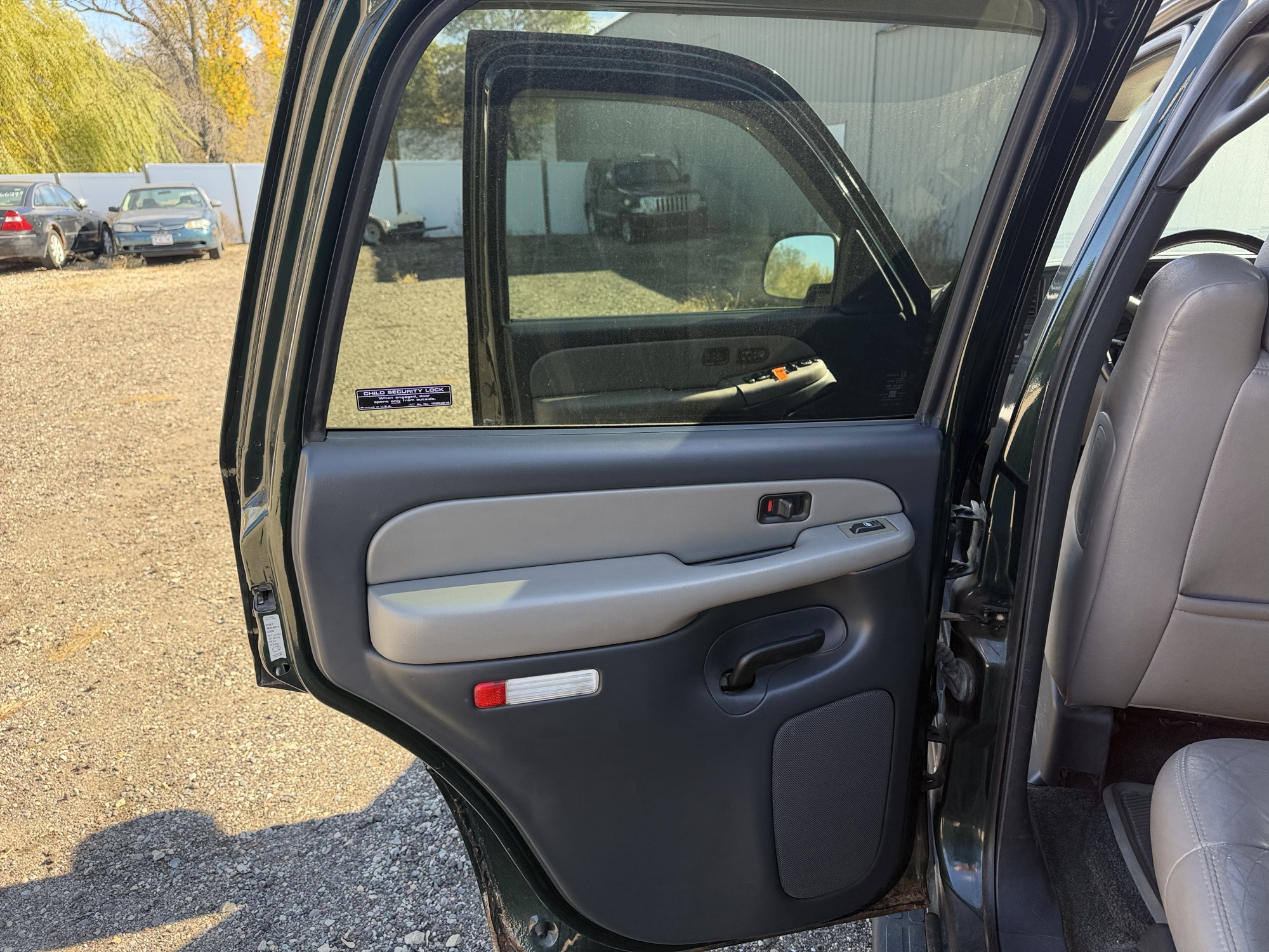 2001 chevrolet tahoe 4wd for sale near Elk River, Minnesota 106754_25_drv_rear_door_panel.jpg