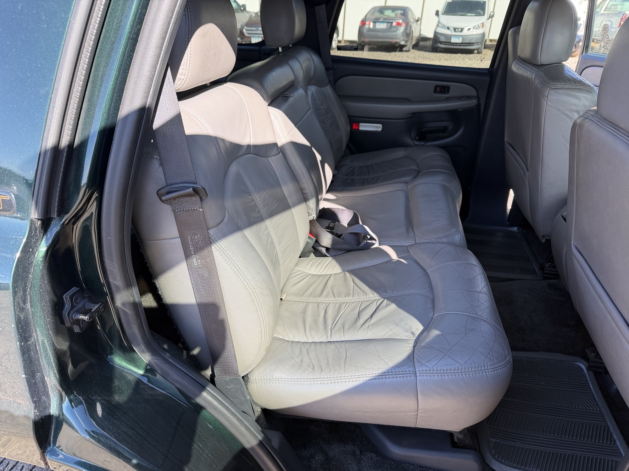 2001 chevrolet tahoe 4wd for sale near Elk River, Minnesota 106754_28_pass_rear_seat.jpg