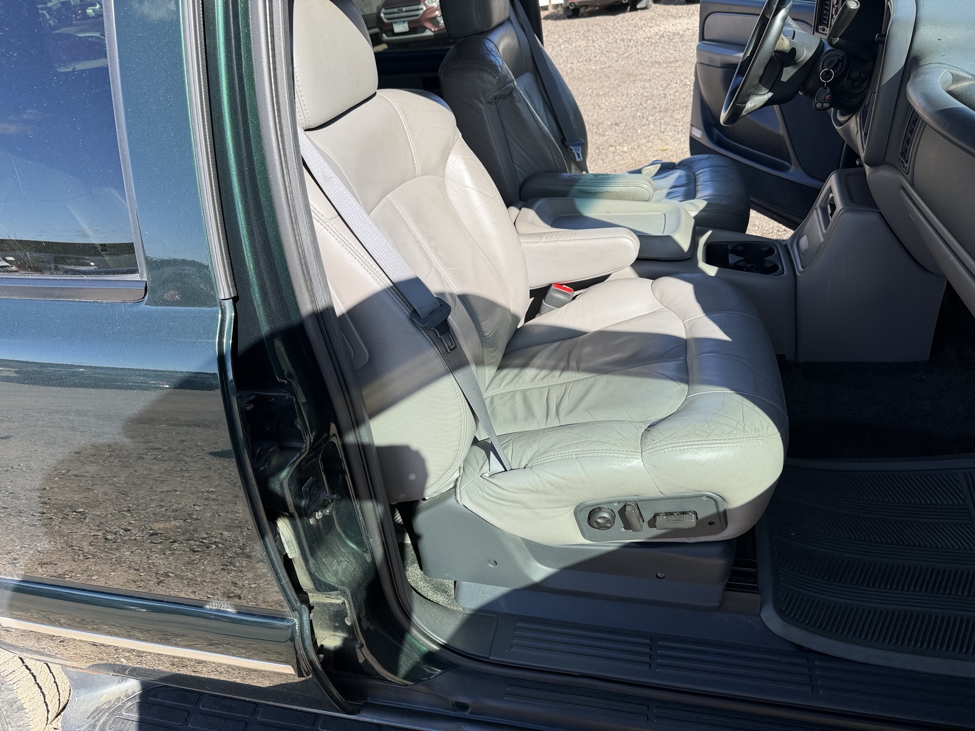 2001 chevrolet tahoe 4wd for sale near Elk River, Minnesota 106754_31_passenger_seat.jpg