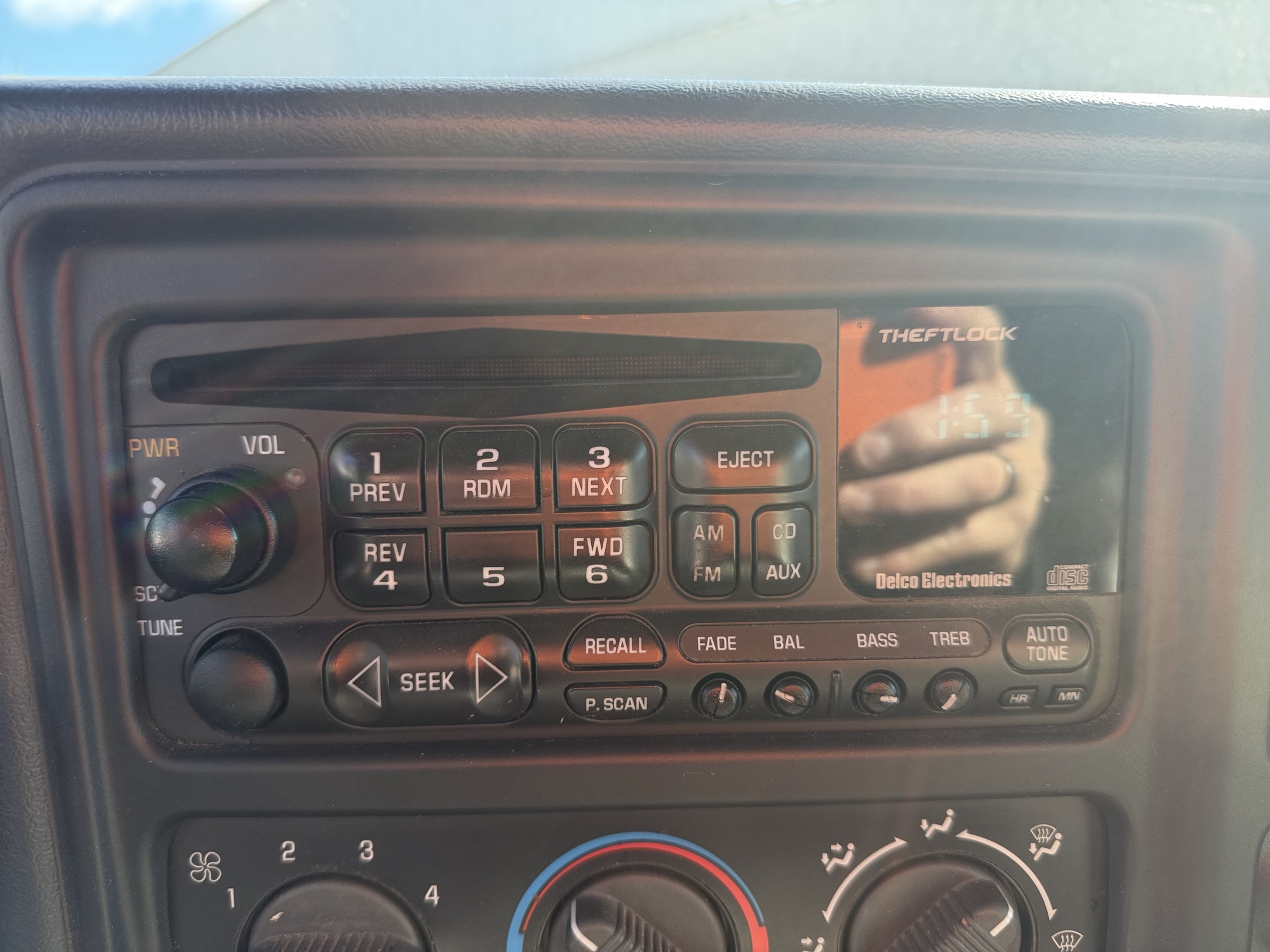 2001 chevrolet tahoe 4wd for sale near Elk River, Minnesota 106754_39_radio_closeup.jpg
