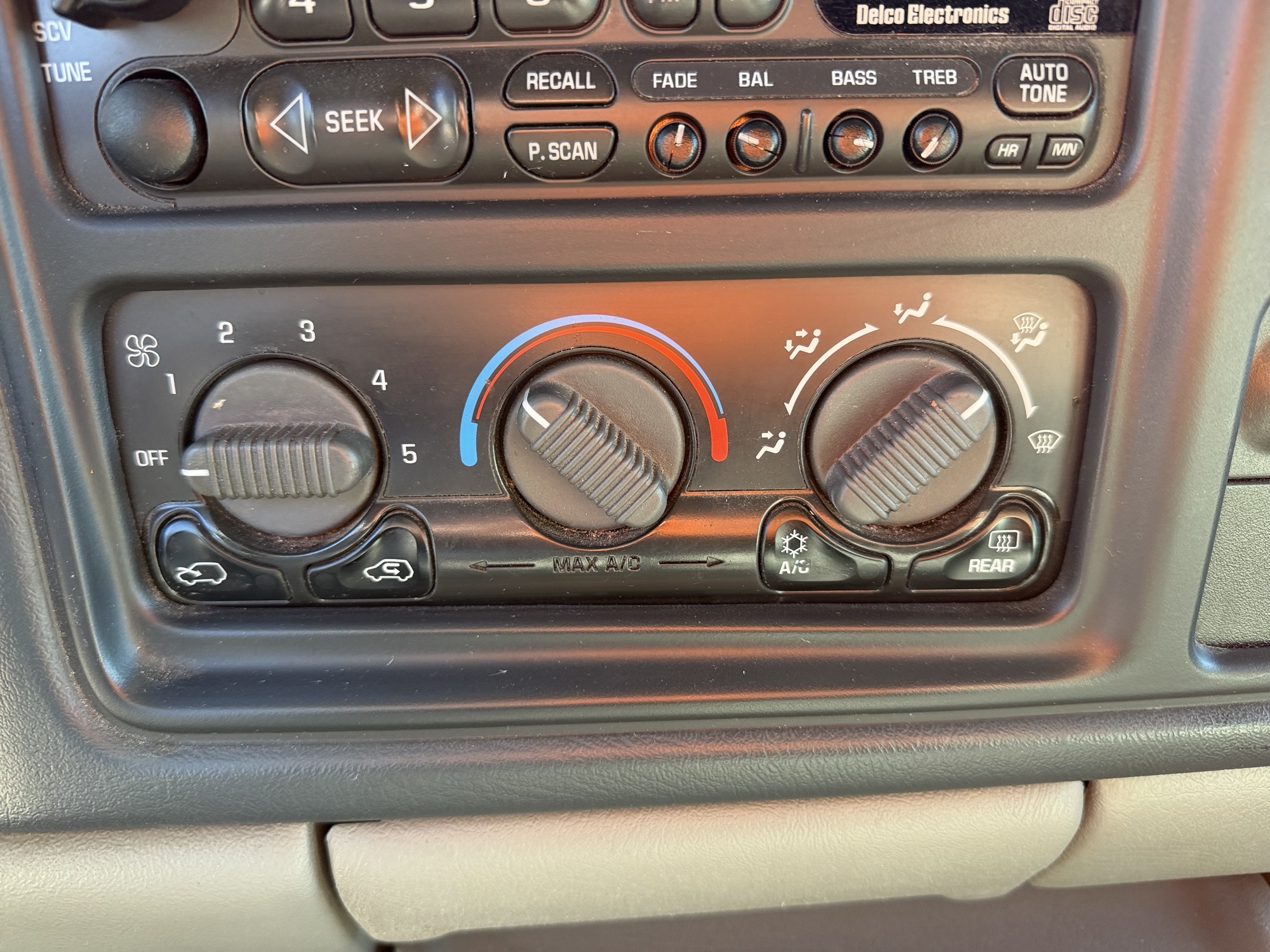 2001 chevrolet tahoe 4wd for sale near Elk River, Minnesota 106754_40_climate_control.jpg