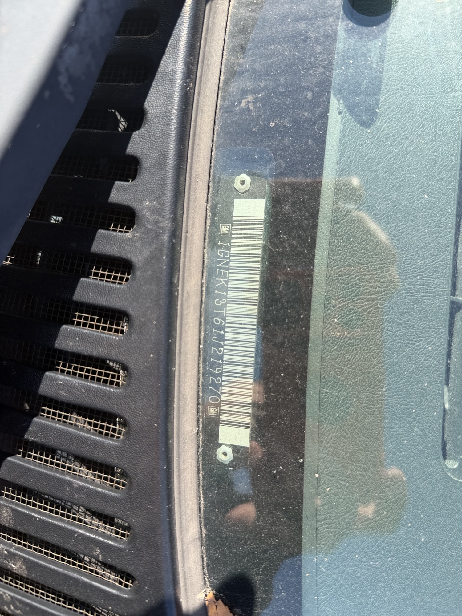 2001 chevrolet tahoe 4wd for sale near Elk River, Minnesota 106754_48_windshield_vin_plate.jpg