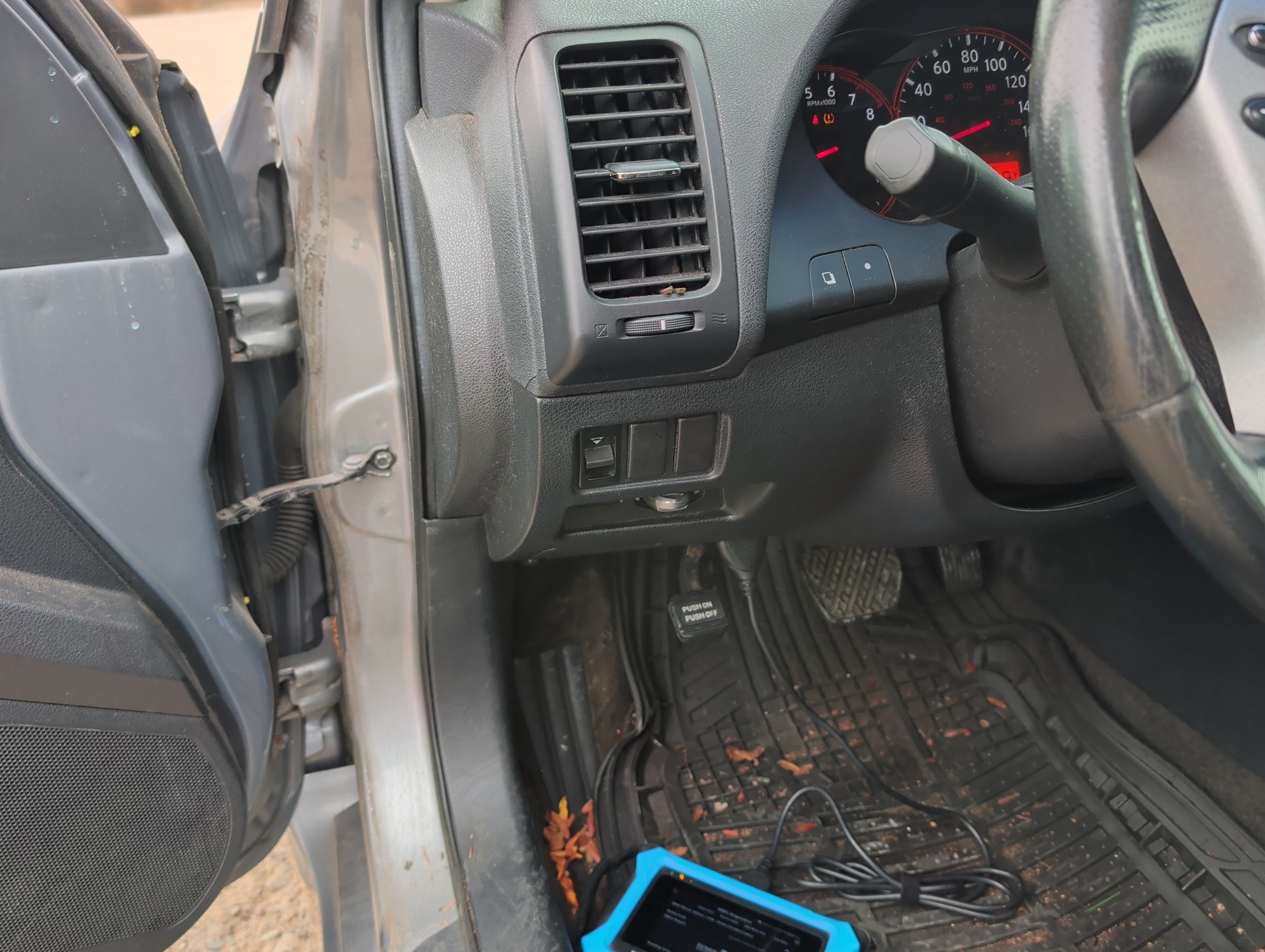 2008 nissan altima 2.5-s with 158918 miles for sale near Elk River, Minnesota 106757_37_left_of_steering_wheel.jpg
