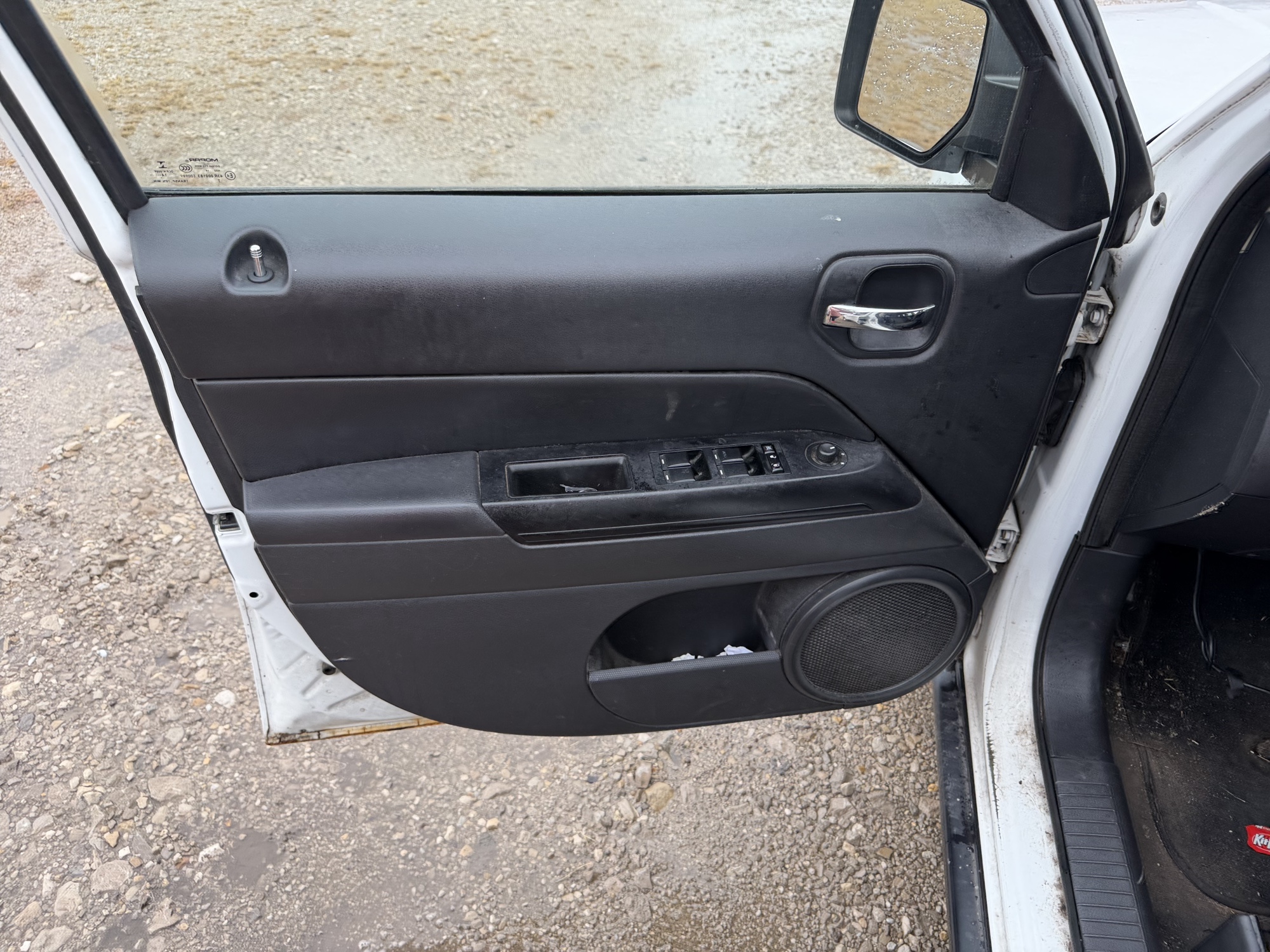 2015 jeep patriot sport-2wd with 183156 miles for sale near St. Louis, Missouri 106759_23_driver_door_panel.jpg