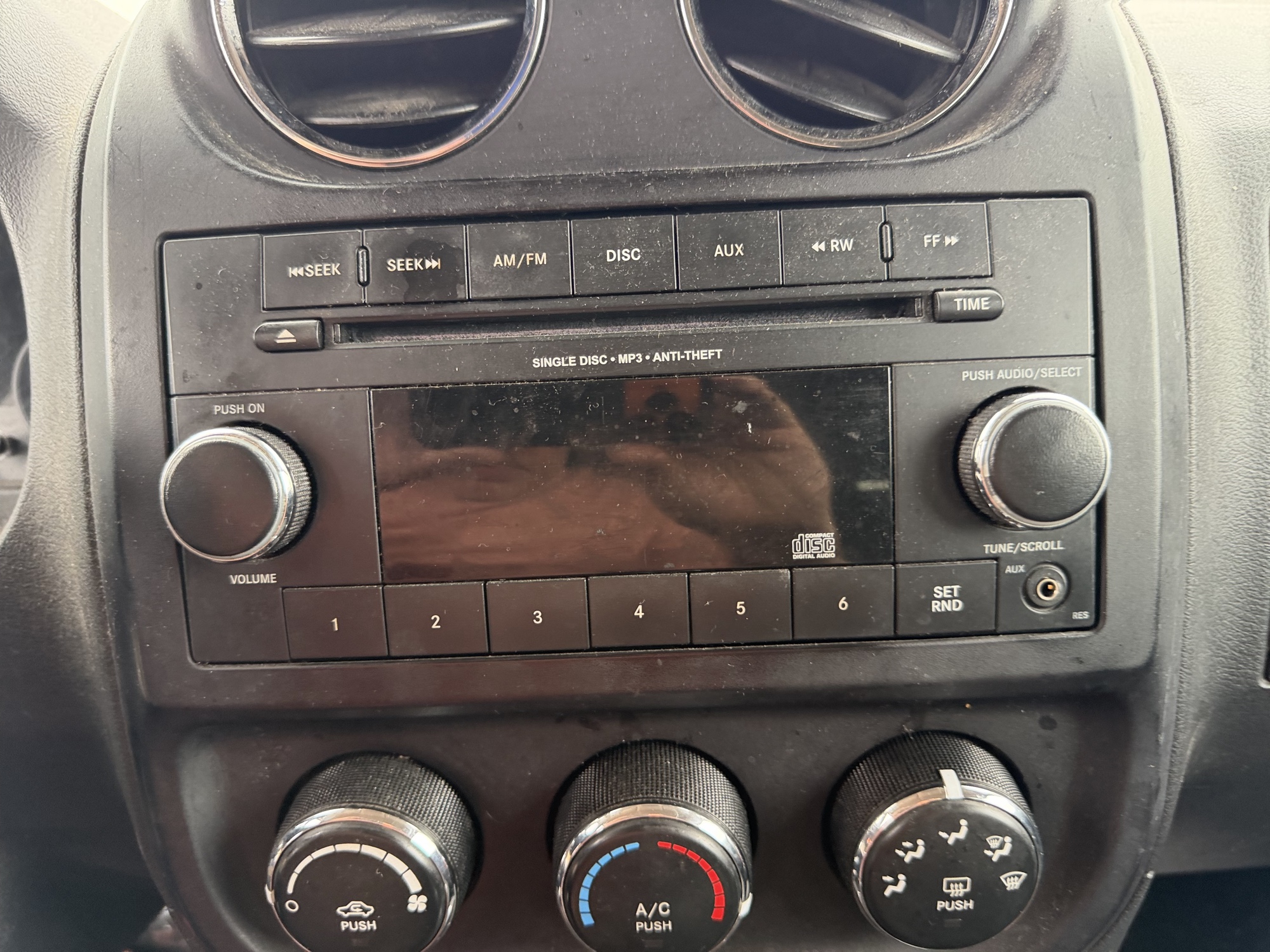2015 jeep patriot sport-2wd with 183156 miles for sale near St. Louis, Missouri 106759_39_radio_closeup.jpg
