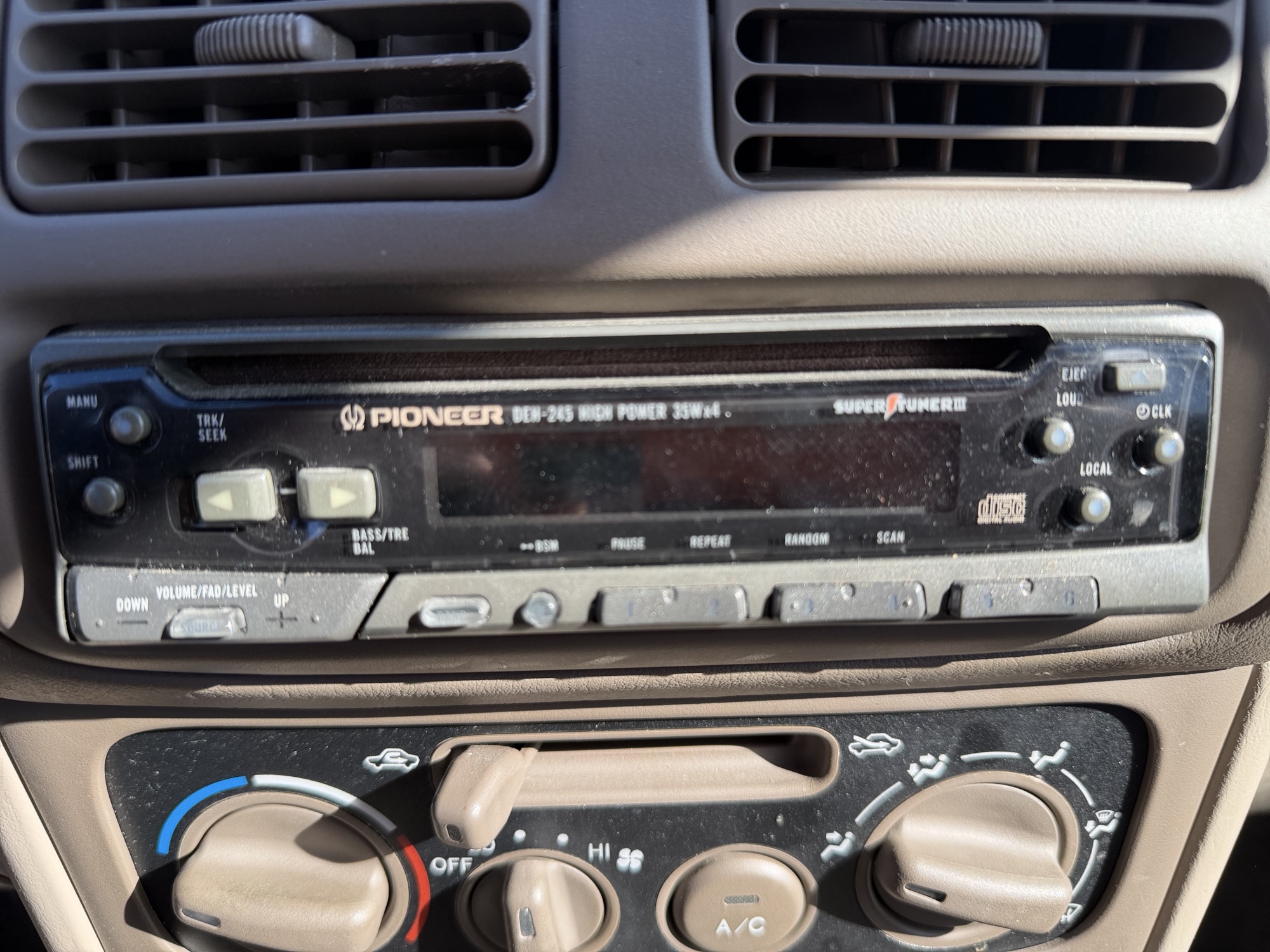 1998 toyota corolla ve with 71453 miles for sale near Elk River, Minnesota 106763_39_radio_closeup.jpg