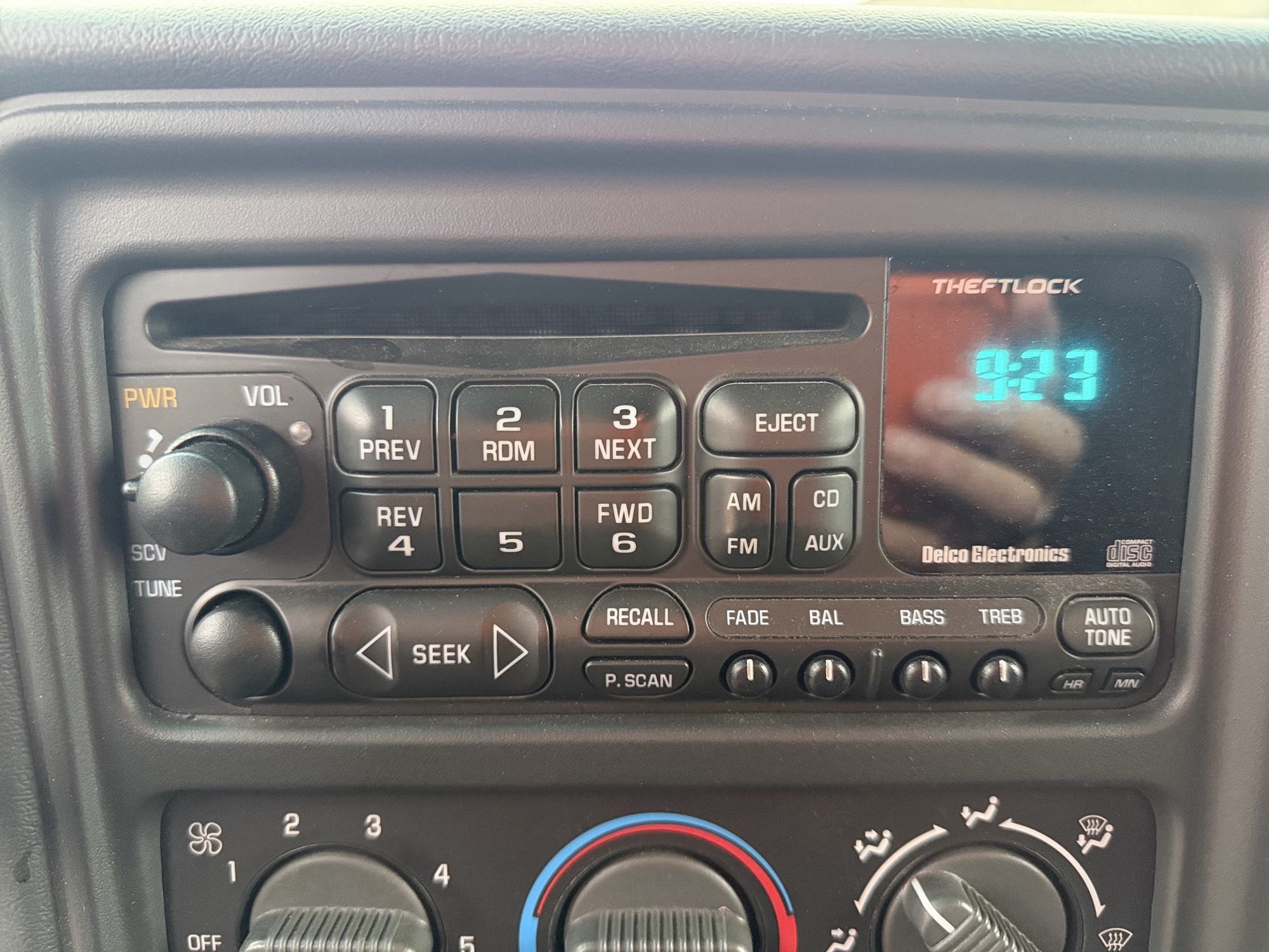 2002 gmc sierra-1500 sl-ext.-cab-short-bed-4wd with 83587 miles for sale near Elk River, Minnesota 106764_39_radio_closeup.jpg