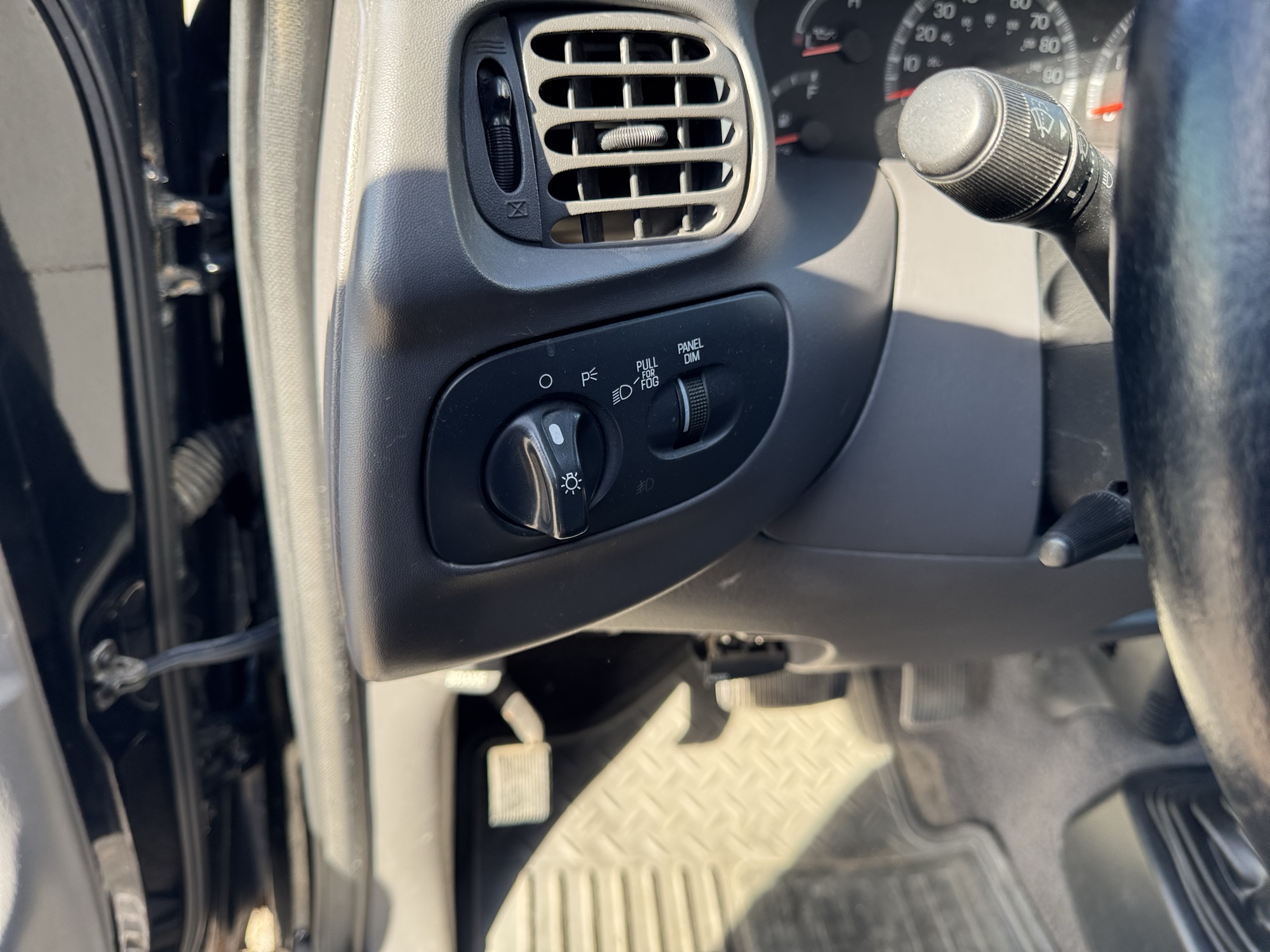 1999 ford f-150 ws-supercab-short-bed-4wd with 245575 miles for sale near Elk River, Minnesota 106765_37_left_of_steering_wheel.jpg