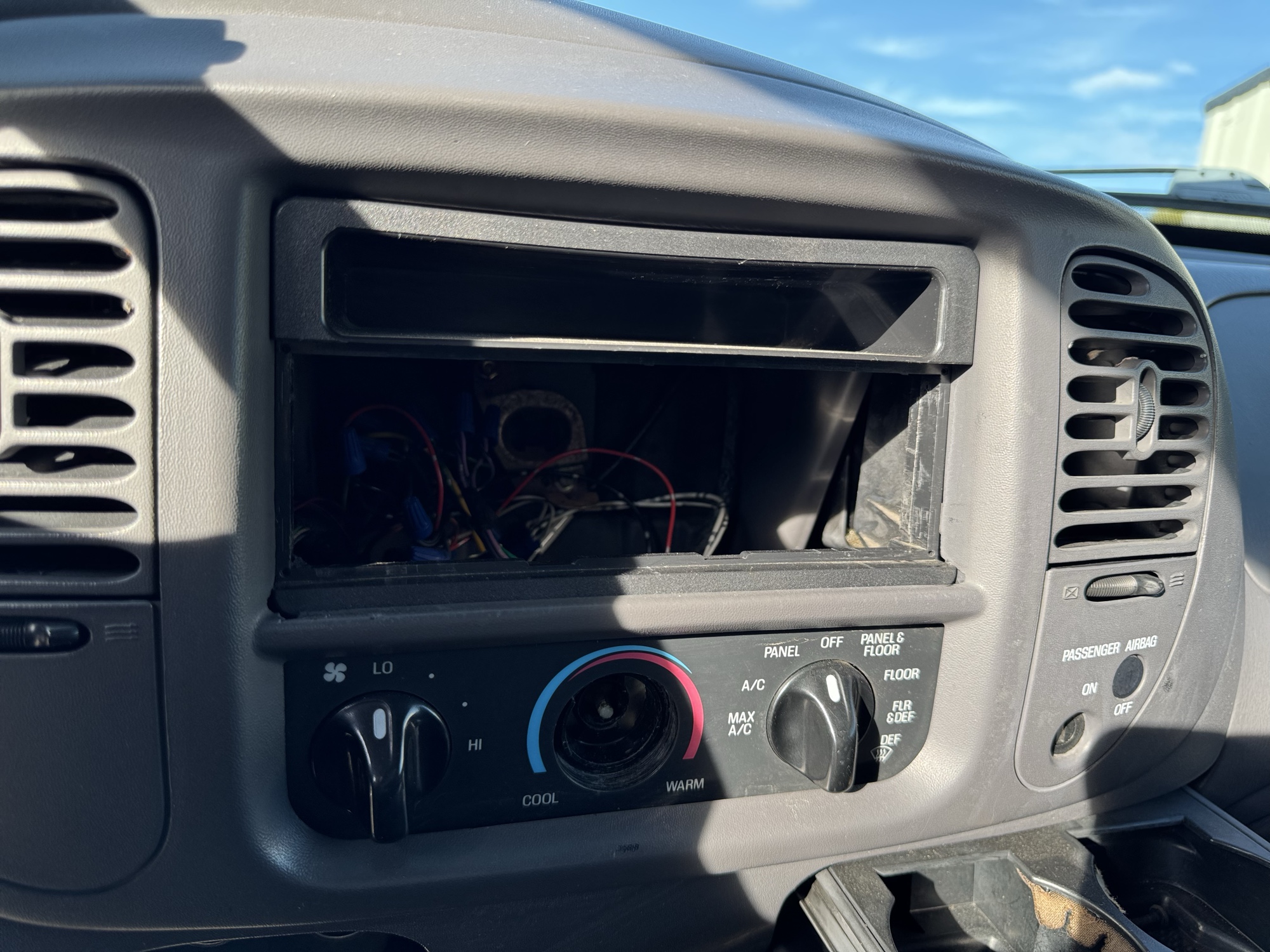1999 ford f-150 ws-supercab-short-bed-4wd with 245575 miles for sale near Elk River, Minnesota 106765_39_radio_closeup.jpg