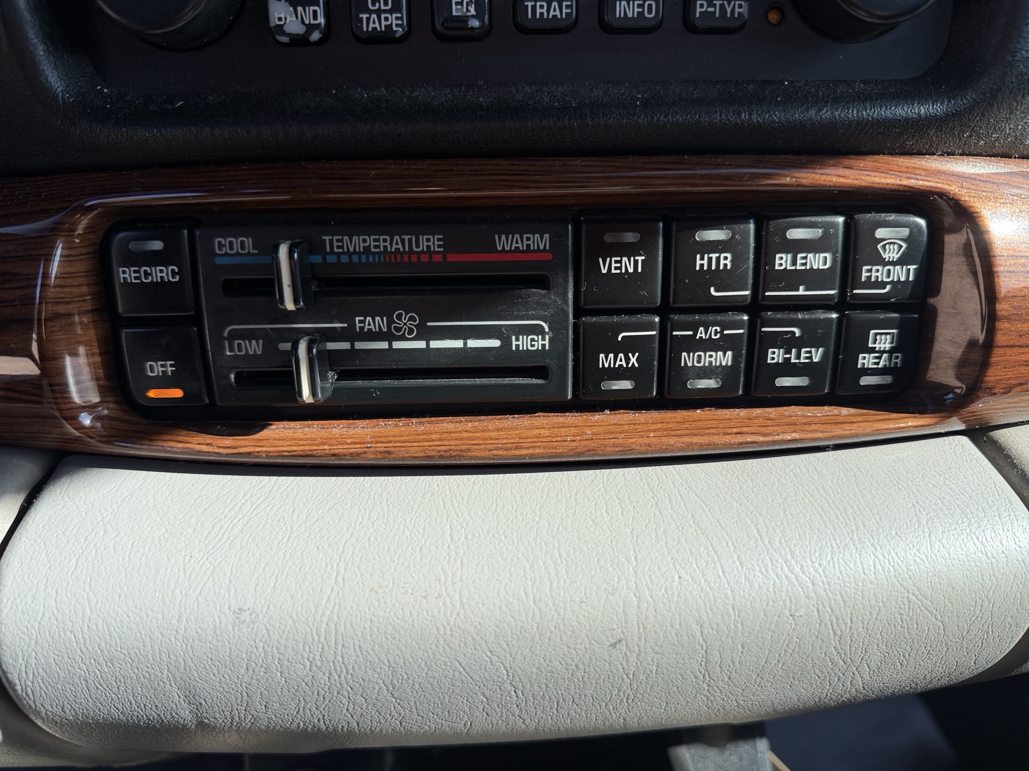 2004 buick lesabre custom with 158356 miles for sale near Elk River, Minnesota 106770_40_climate_control.jpg