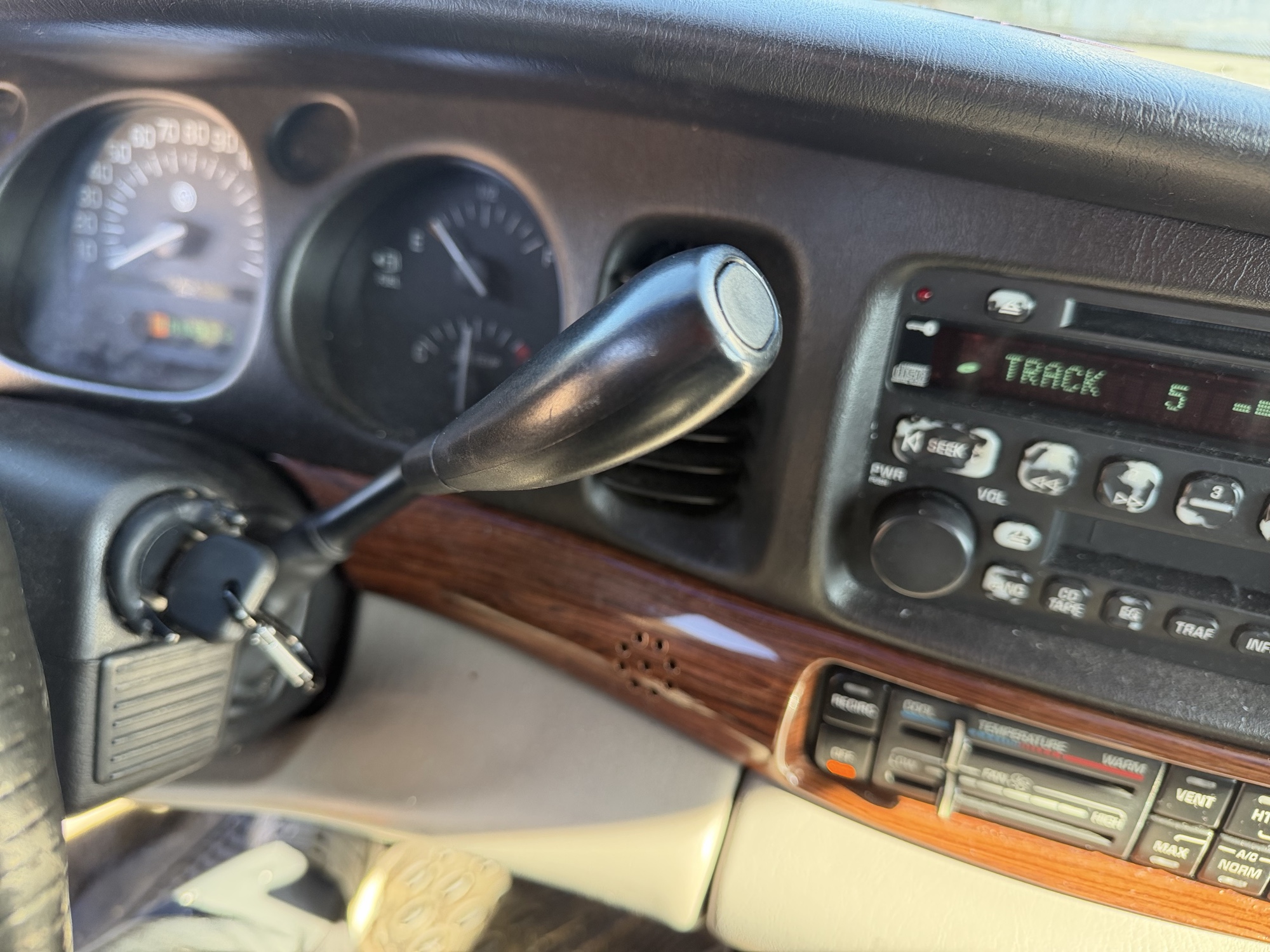 2004 buick lesabre custom with 158356 miles for sale near Elk River, Minnesota 106770_41_shifter.jpg