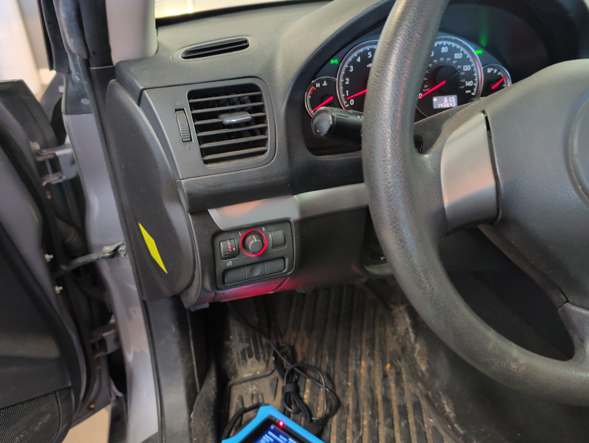 2008 subaru outback base with 143643 miles for sale near Elk River, Minnesota 106773_37_left_of_steering_wheel.jpg