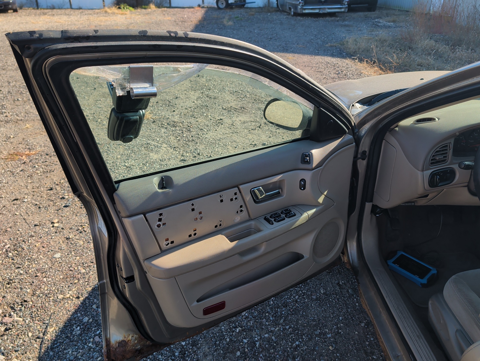 2003 ford taurus se with 156421 miles for sale near Elk River, Minnesota 106777_23_driver_door_panel.jpg