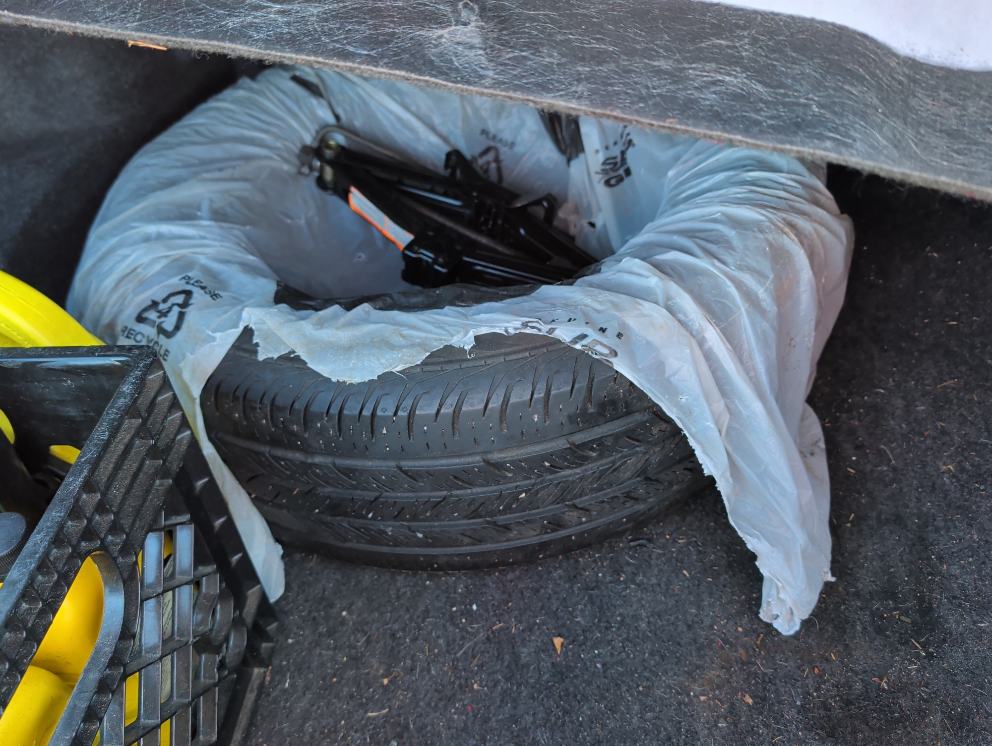 2003 ford taurus se with 156421 miles for sale near Elk River, Minnesota 106777_27_spare_tire.jpg