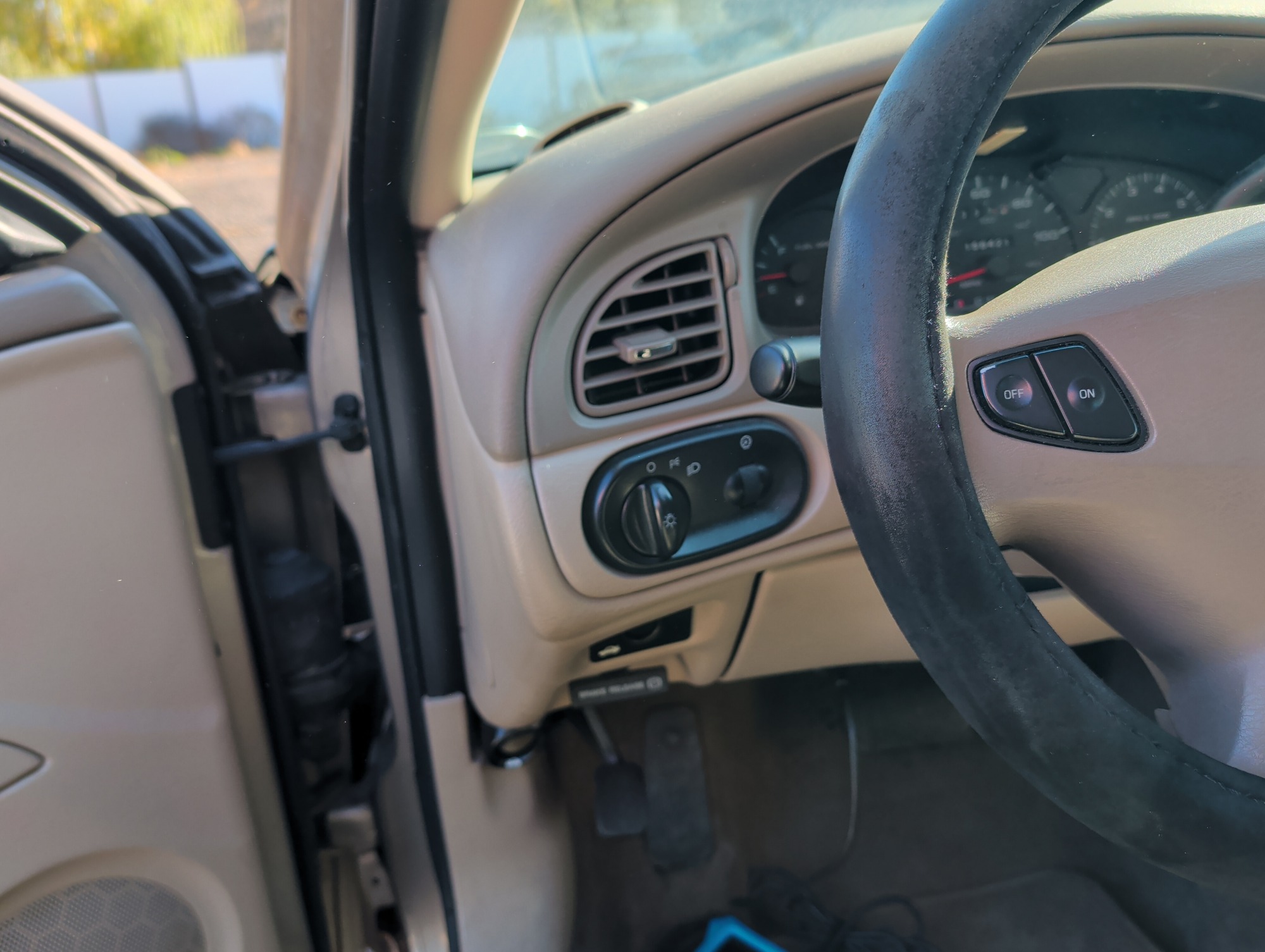 2003 ford taurus se with 156421 miles for sale near Elk River, Minnesota 106777_37_left_of_steering_wheel.jpg