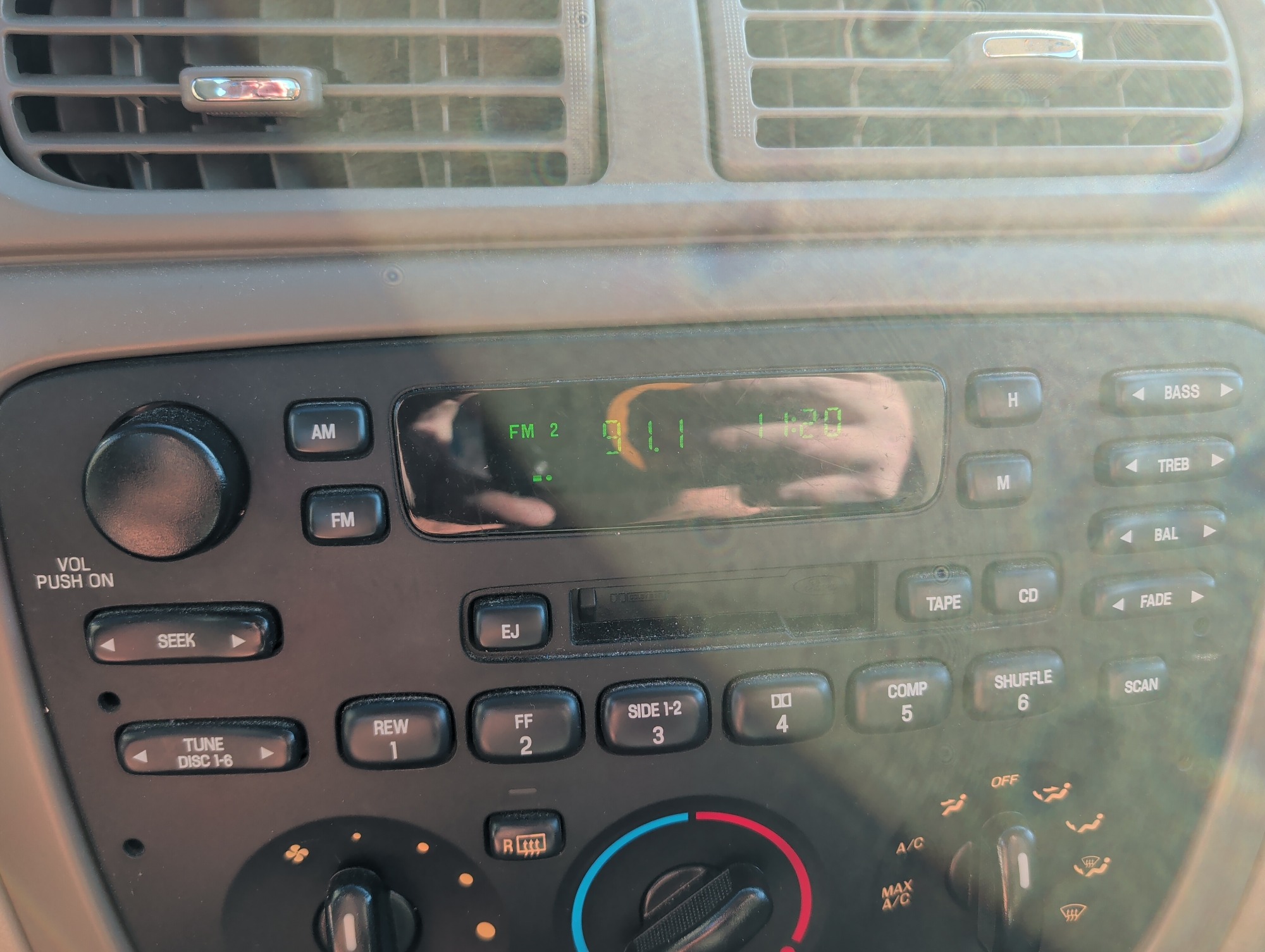 2003 ford taurus se with 156421 miles for sale near Elk River, Minnesota 106777_39_radio_closeup.jpg