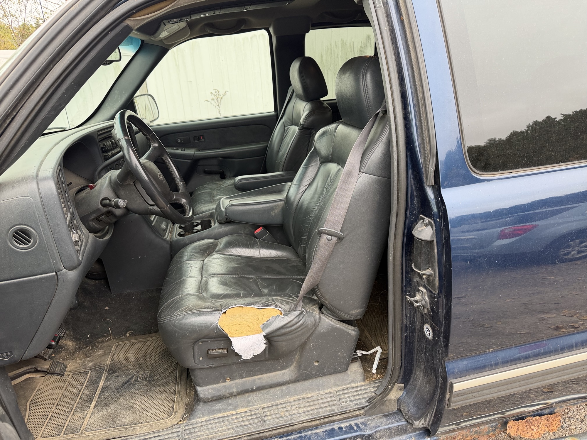 2001 chevrolet silverado-1500 ext.-cab-short-bed-4wd with 199070 miles for sale near Elk River, Minnesota 106784_22_driver_seat.jpg