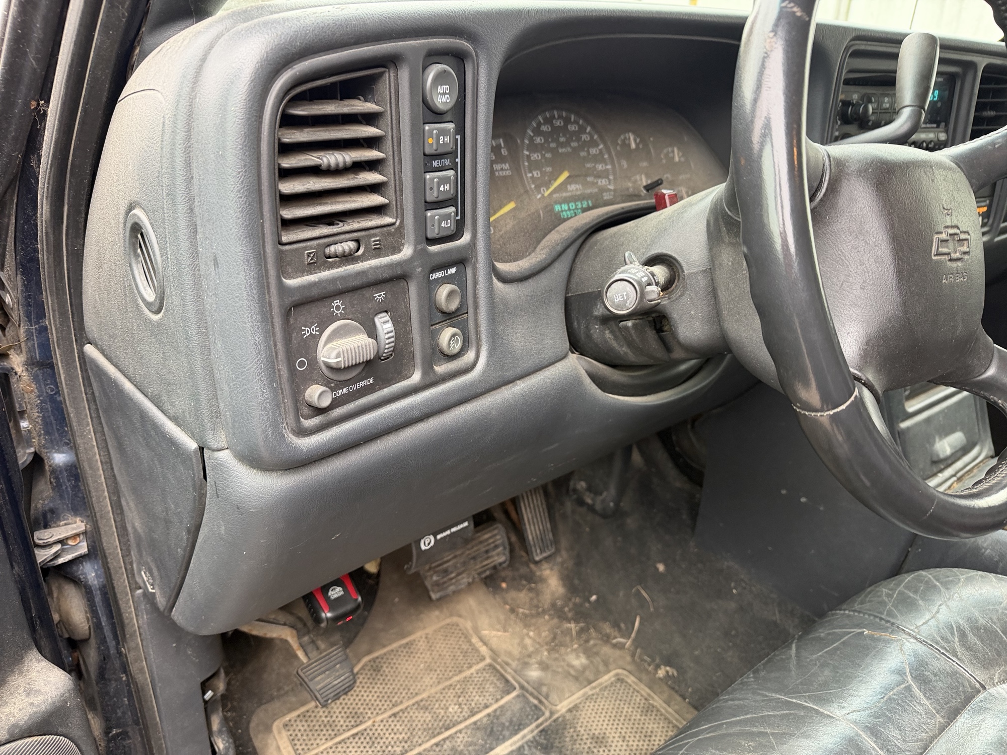 2001 chevrolet silverado-1500 ext.-cab-short-bed-4wd with 199070 miles for sale near Elk River, Minnesota 106784_37_left_of_steering_wheel.jpg