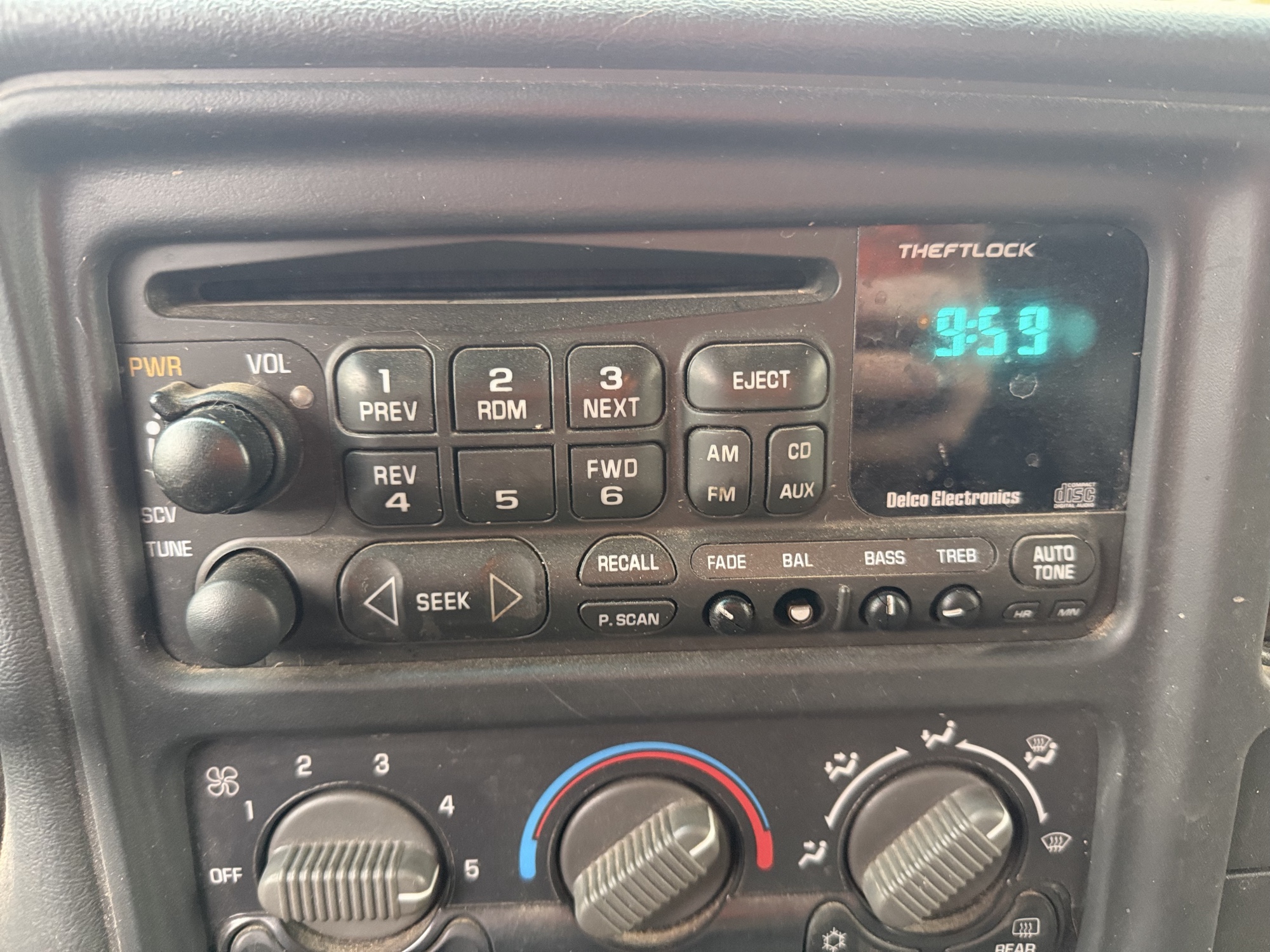 2001 chevrolet silverado-1500 ext.-cab-short-bed-4wd with 199070 miles for sale near Elk River, Minnesota 106784_39_radio_closeup.jpg