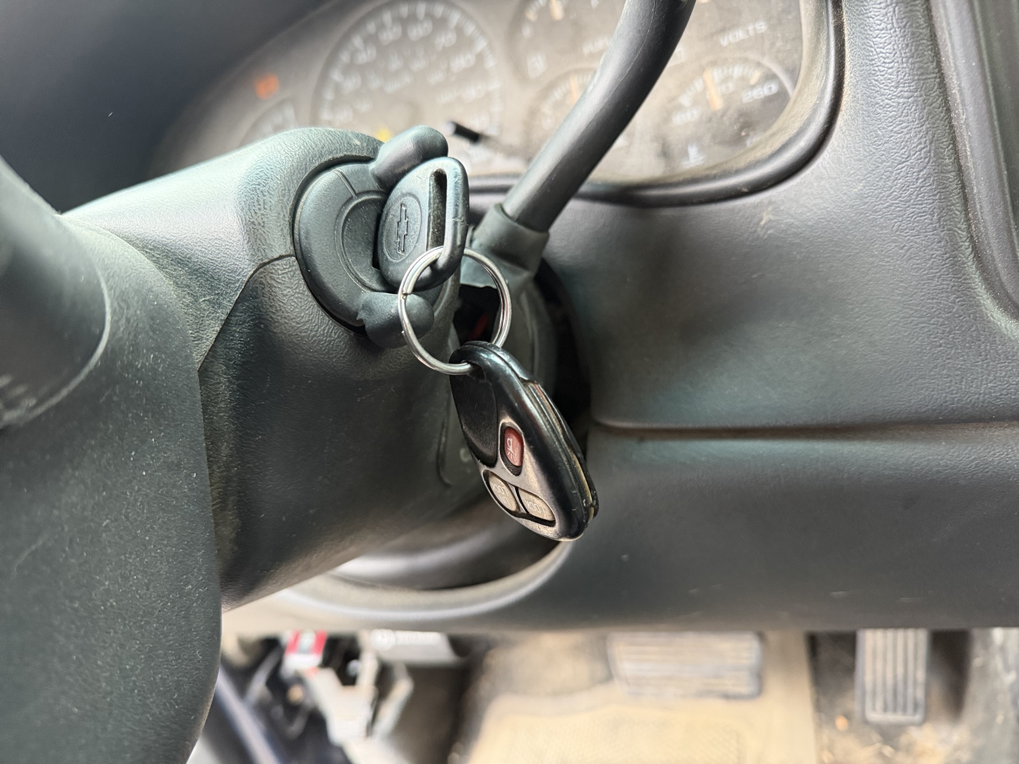2001 chevrolet silverado-1500 ext.-cab-short-bed-4wd with 199070 miles for sale near Elk River, Minnesota 106784_51_keys.jpg