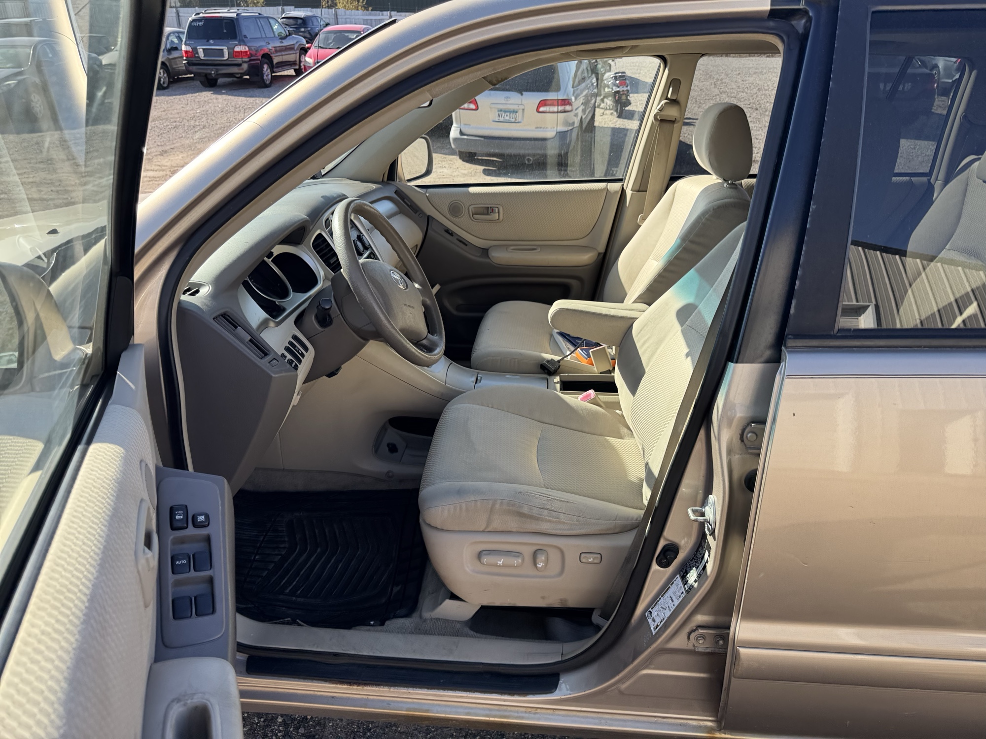 2005 toyota highlander v6-2wd with 263486 miles for sale near Elk River, Minnesota 106793_22_driver_seat.jpg
