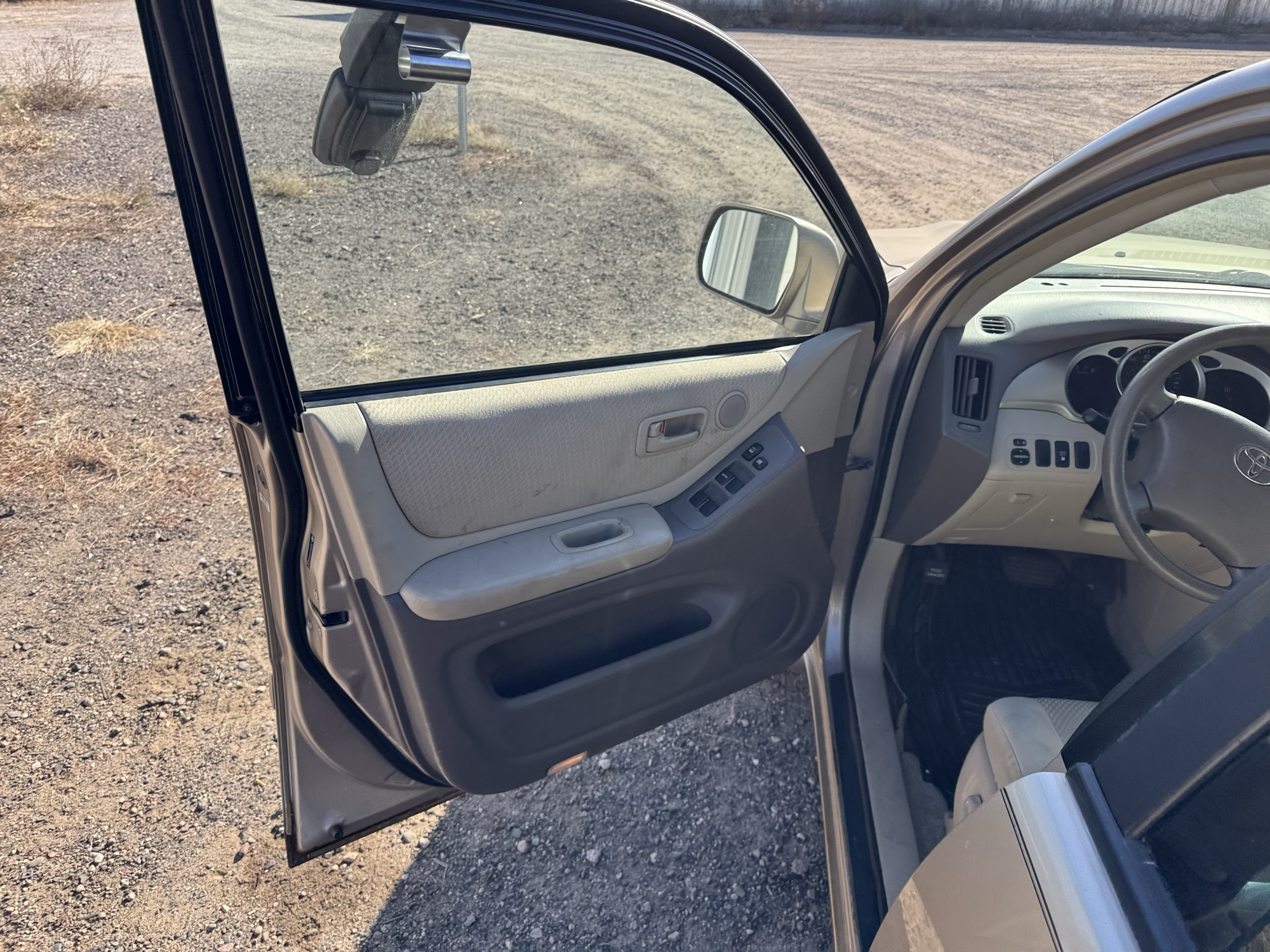 2005 toyota highlander v6-2wd with 263486 miles for sale near Elk River, Minnesota 106793_23_driver_door_panel.jpg