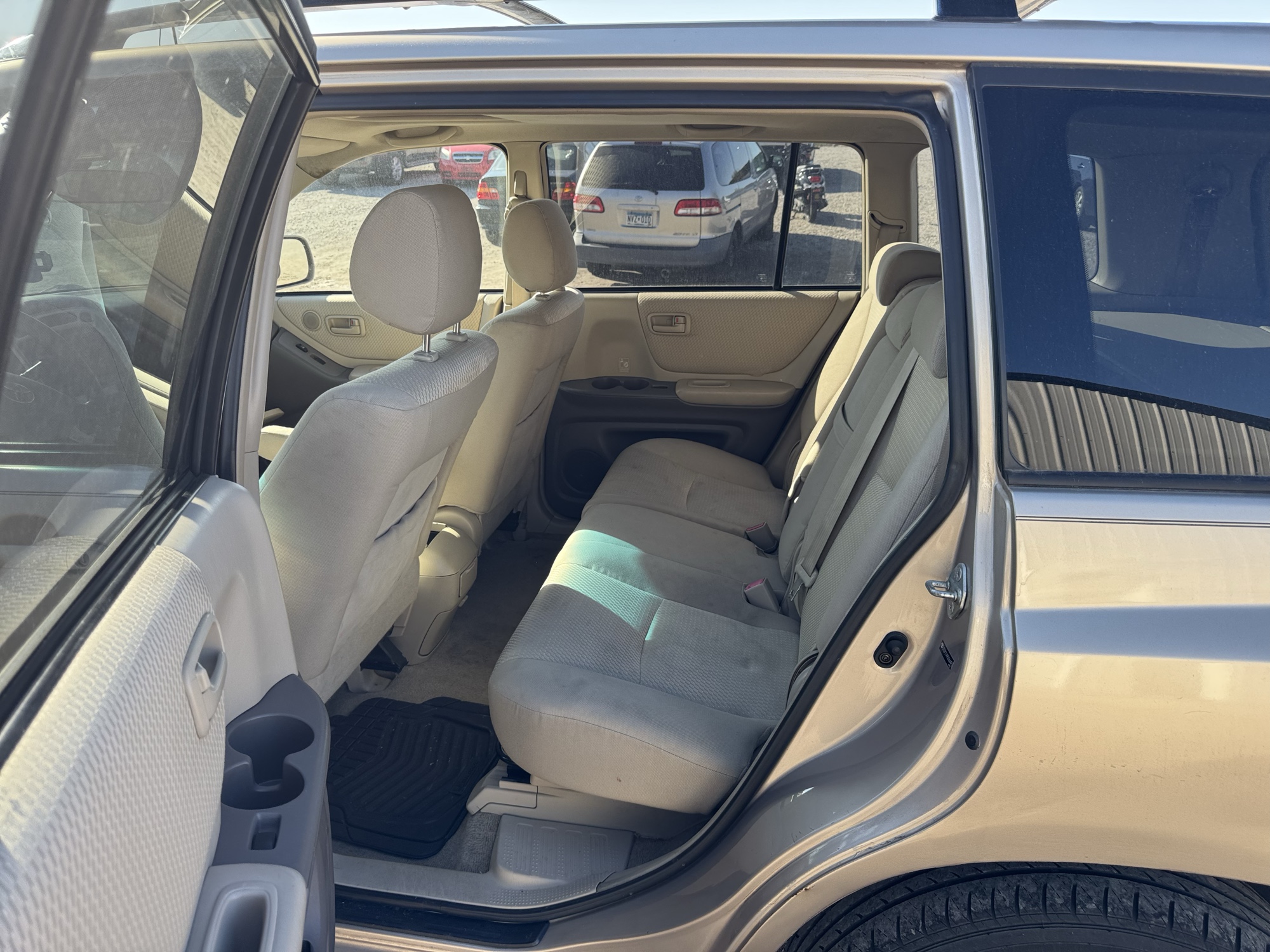 2005 toyota highlander v6-2wd with 263486 miles for sale near Elk River, Minnesota 106793_24_drv_rear_seat.jpg