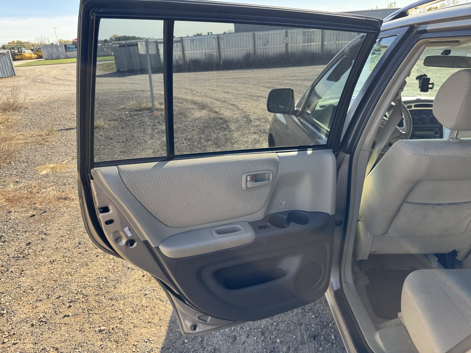 2005 toyota highlander v6-2wd with 263486 miles for sale near Elk River, Minnesota 106793_25_drv_rear_door_panel.jpg