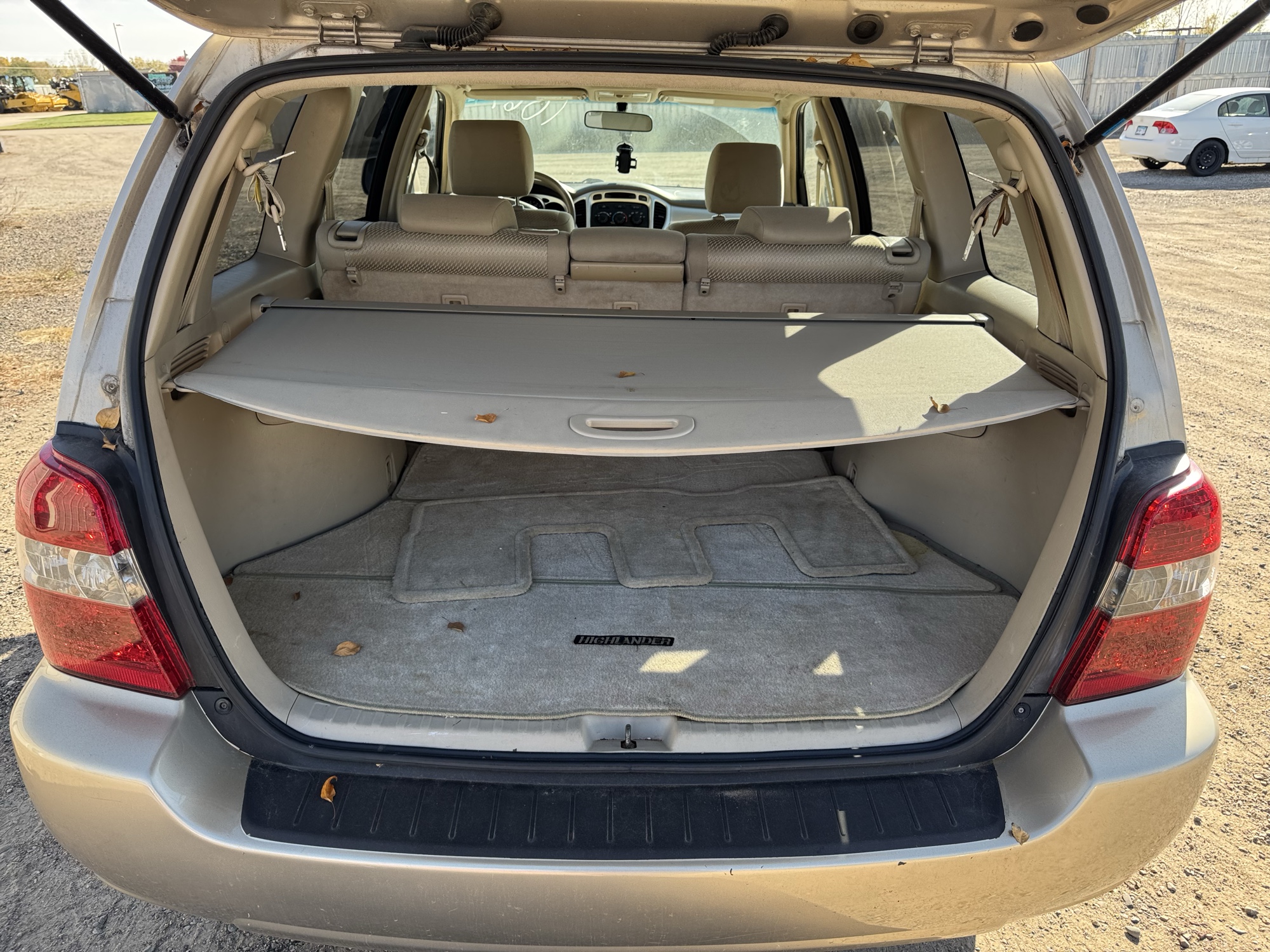 2005 toyota highlander v6-2wd with 263486 miles for sale near Elk River, Minnesota 106793_26_trunk.jpg