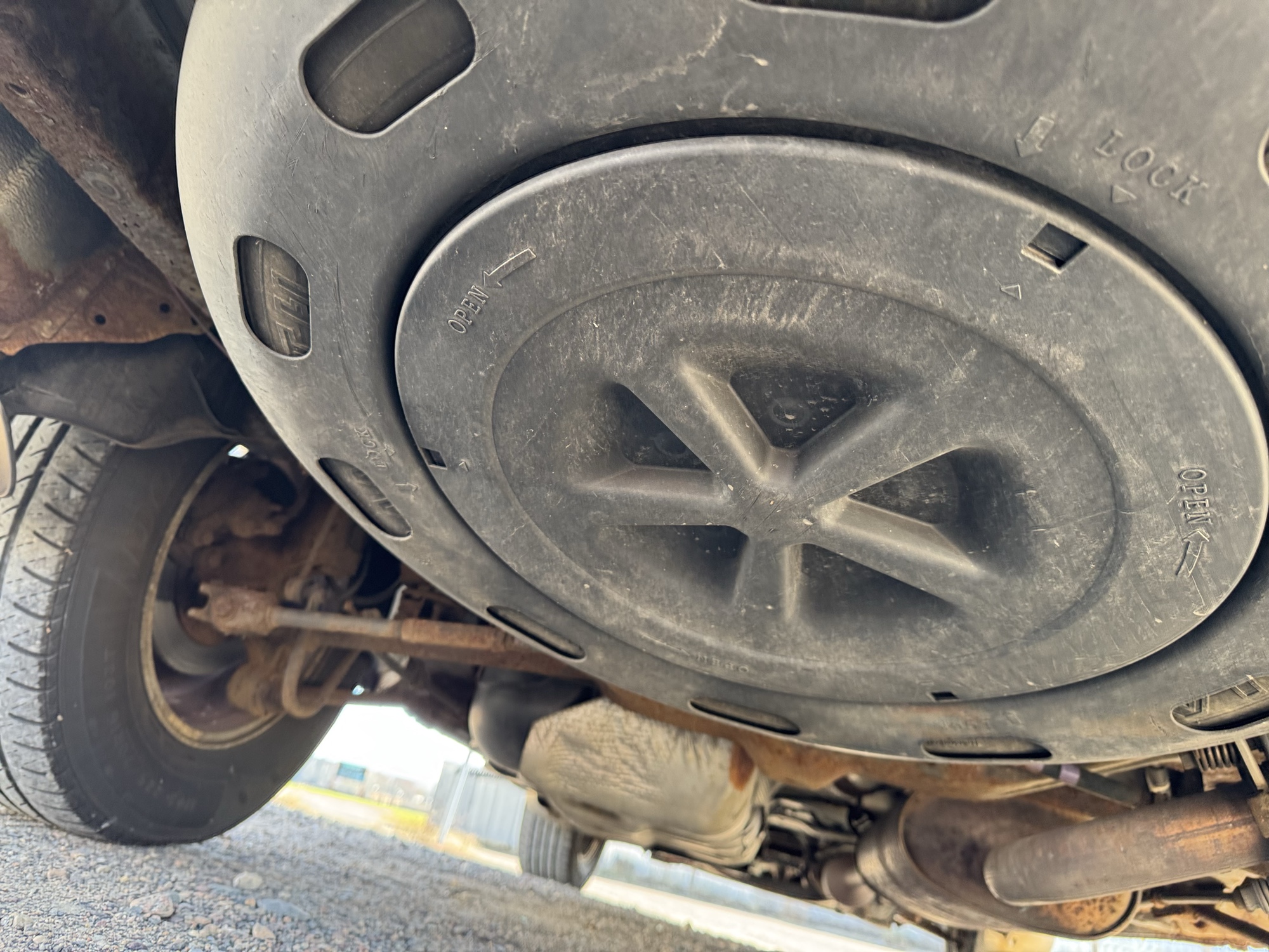 2005 toyota highlander v6-2wd with 263486 miles for sale near Elk River, Minnesota 106793_27_spare_tire.jpg